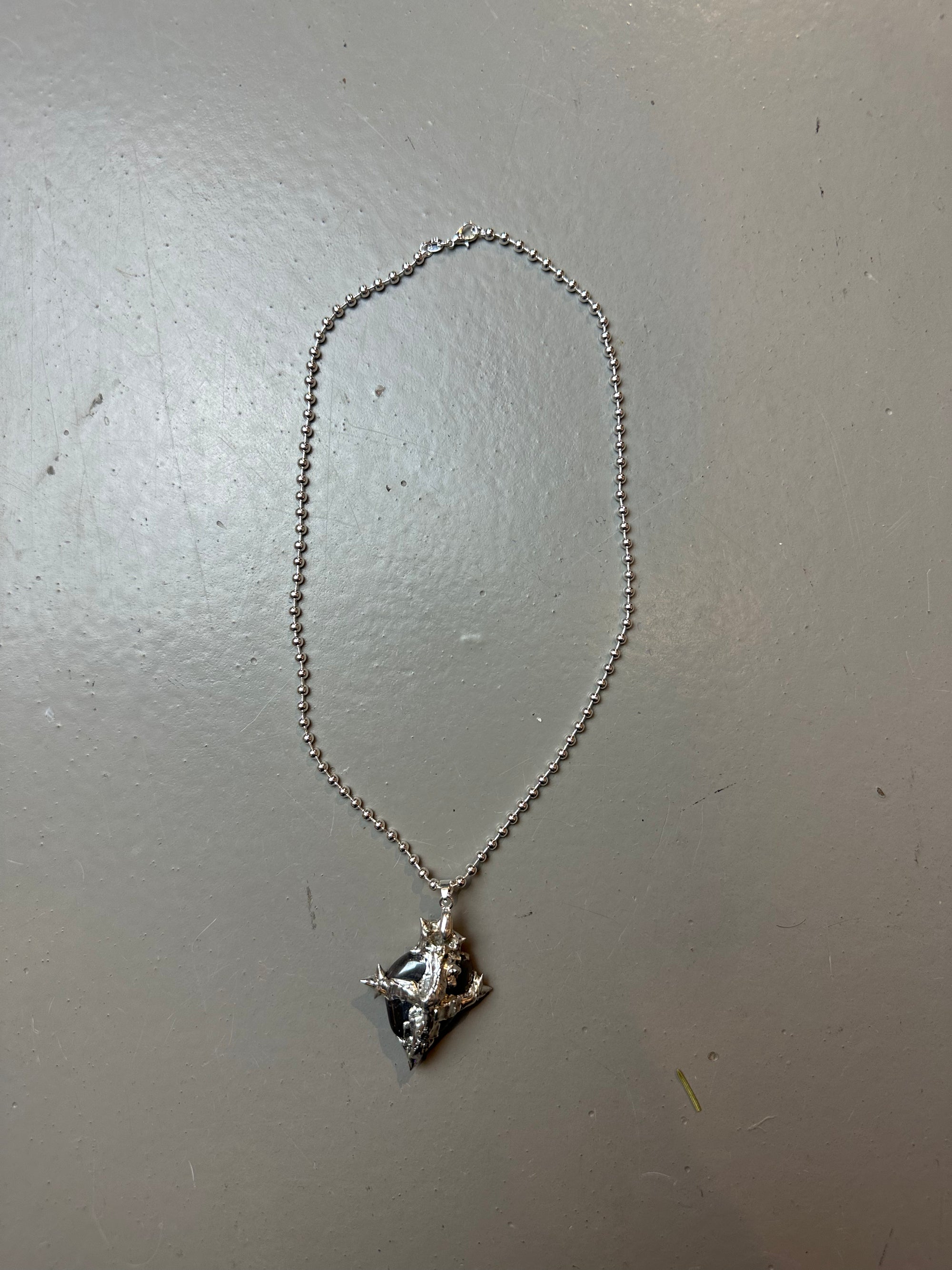 Produktbild von Xullery Hematite Necklace vor einem grauen Hintergrund.