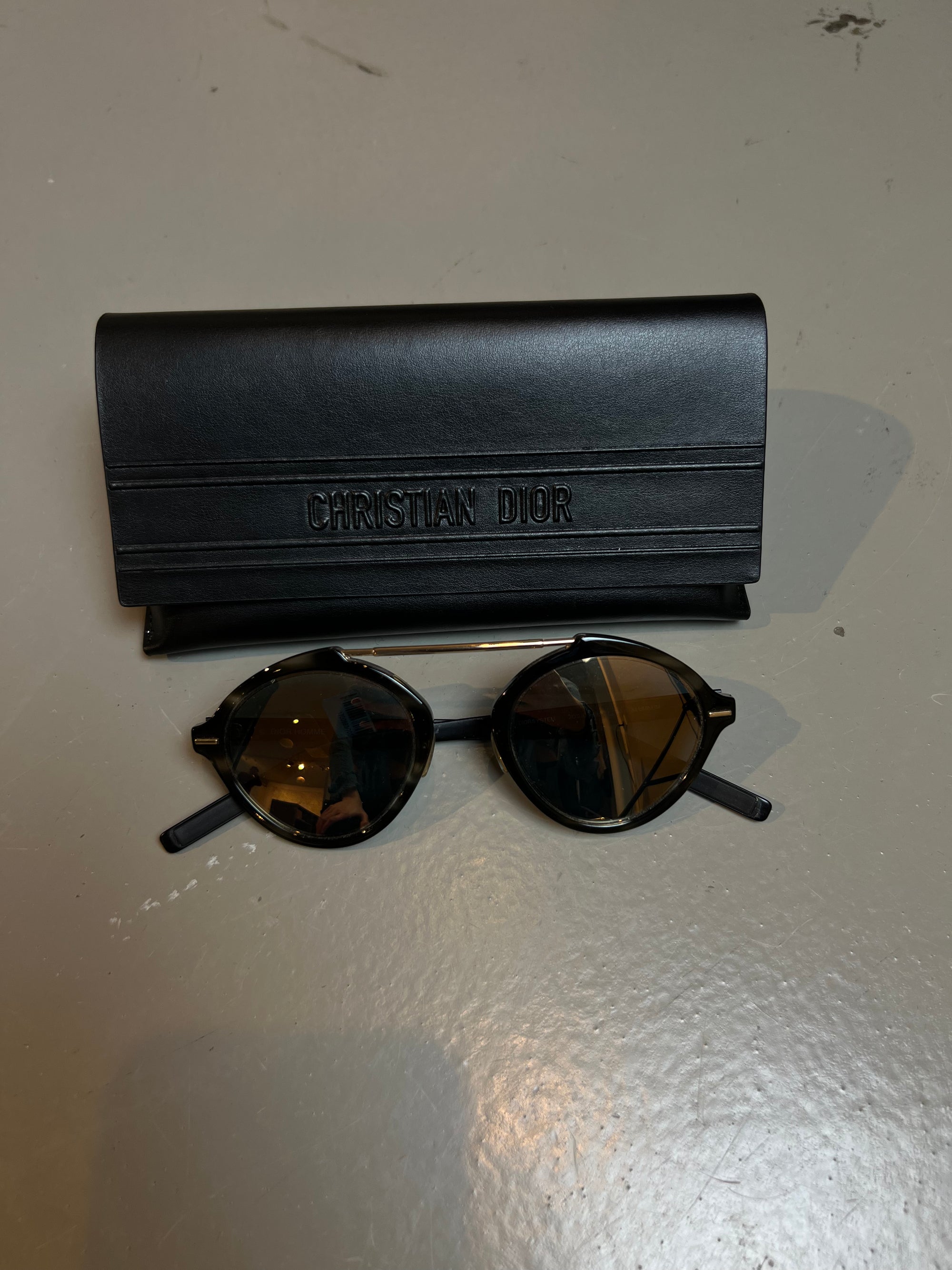 Produktbild einer Christian Dior Sonnenbrille vor grauem Hintergrund.