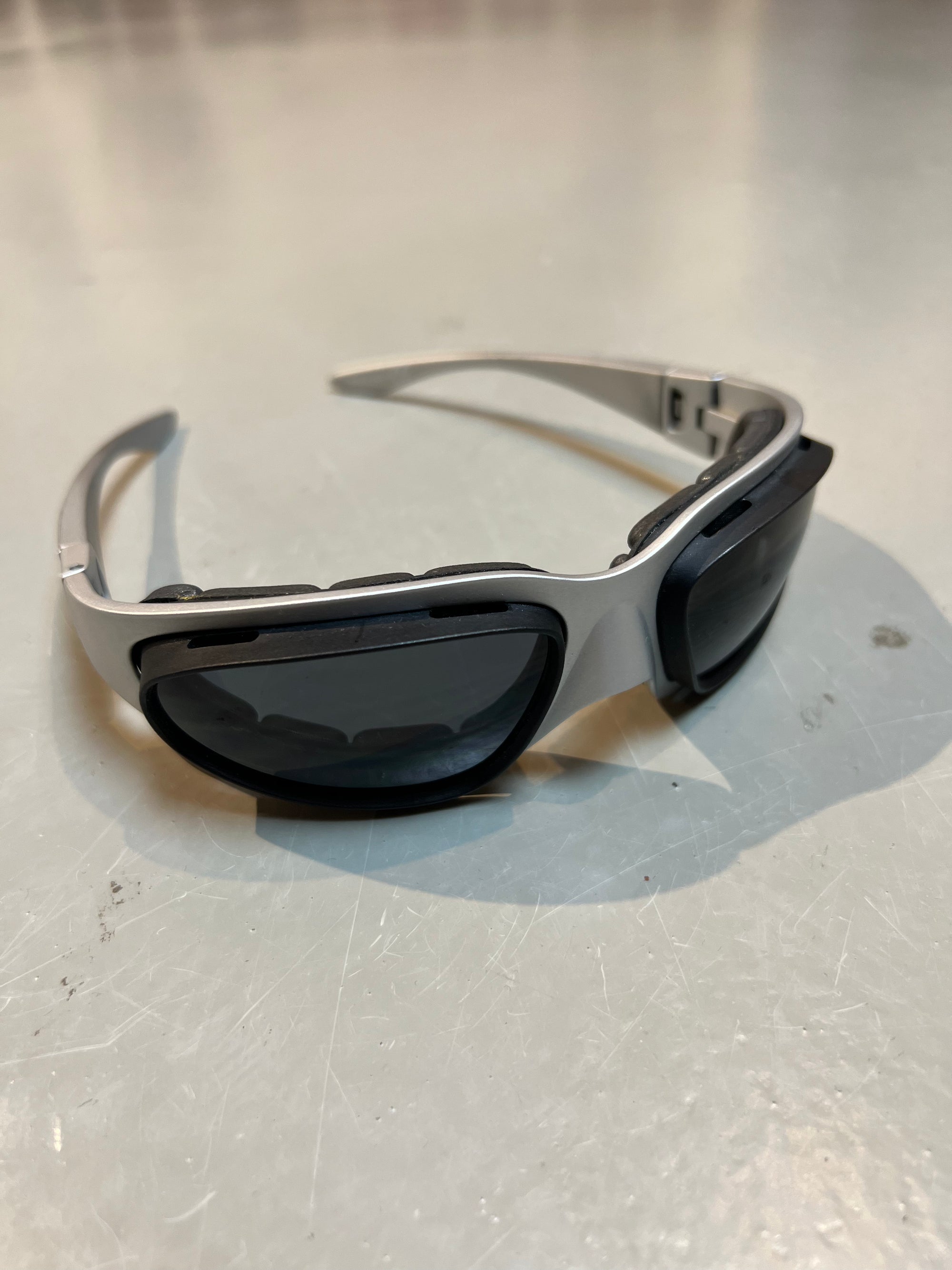 Produktbild von einer Baruffaldi Y2K Sonnenbrille vor grauem Hintergrund.