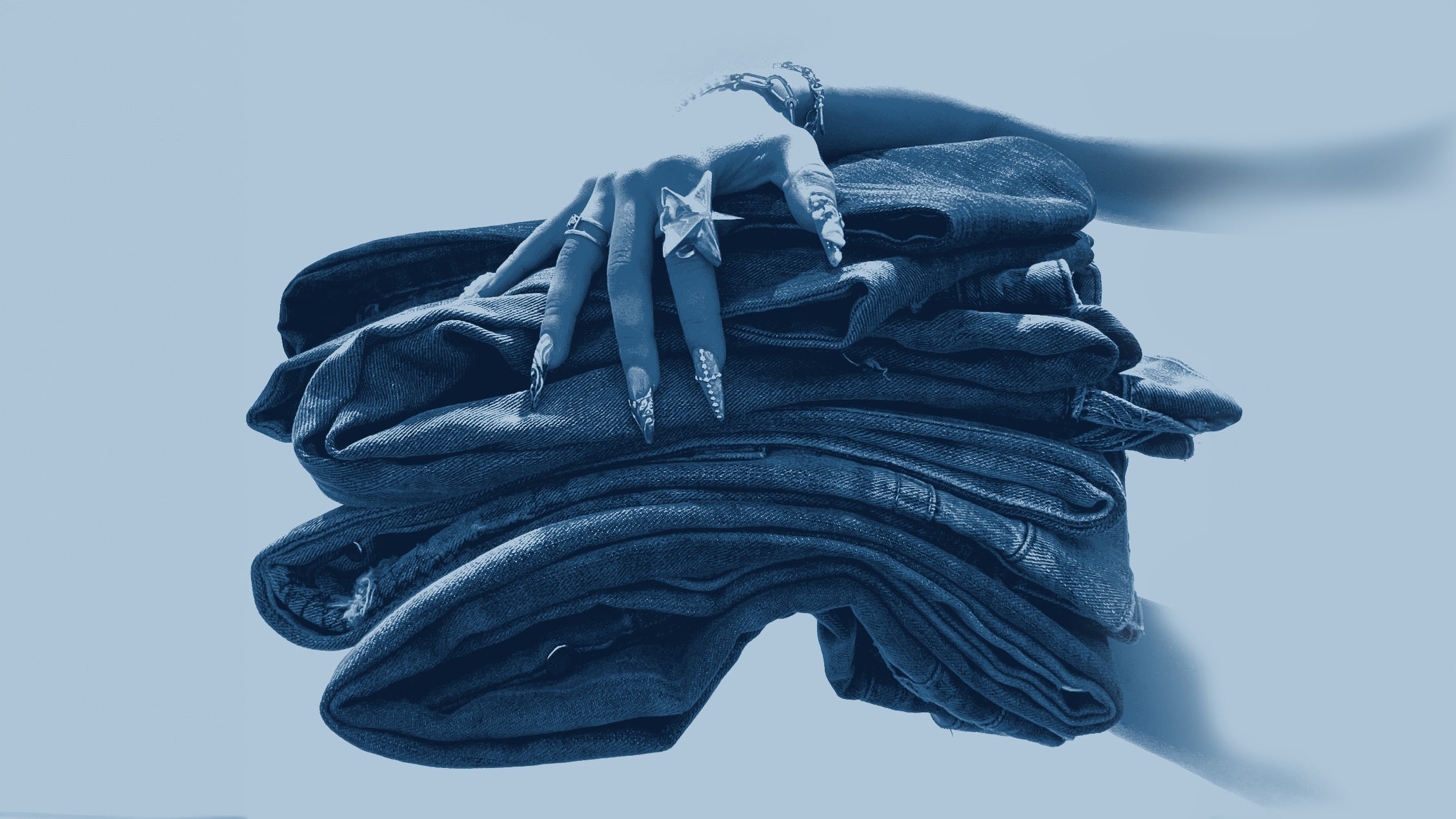 Zu sehen ist eine kleine Ansammlung an diversen Klamotten wie etwas von Ed Hardy, eine Sonnenbrille und etwas mit Leoparden Muster. In der Mitte steht MYSTERY BOXES.