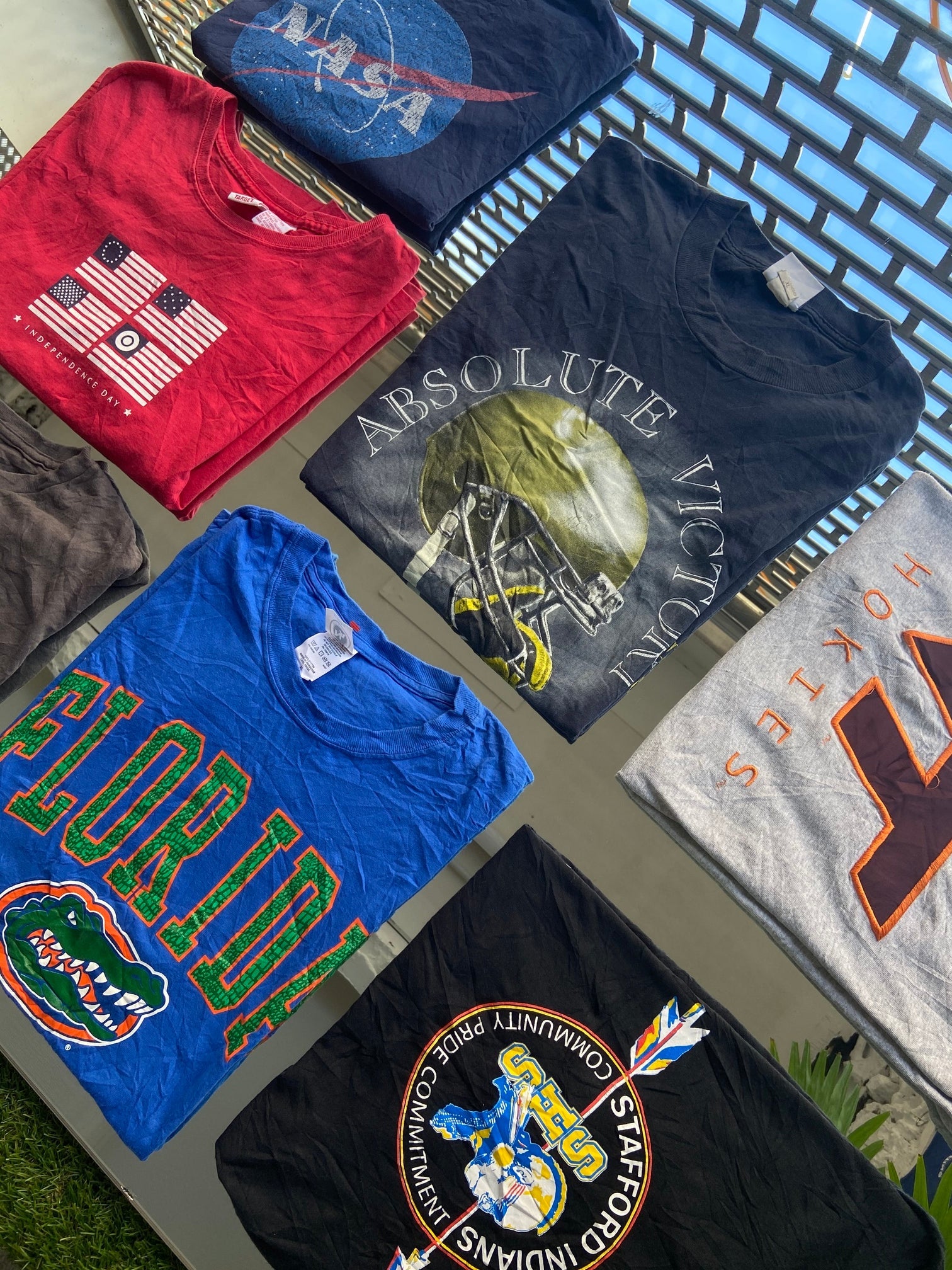Zu sehen sind verschiedene T-Shirts. In dieser Kategorie befinden sich alle unsere T- Shirts mit den unterschiedlichsten Prints oder Farben.