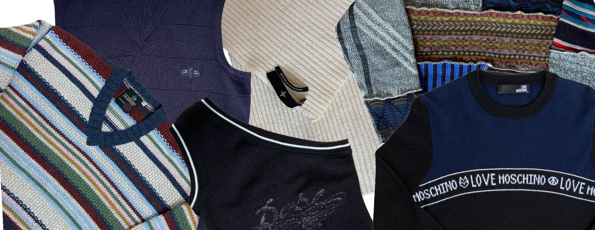 Zu sehen ist ein Haufen an verschiedenen Strickpullovern wie zum Beispiel von Moschino und Stone Island.