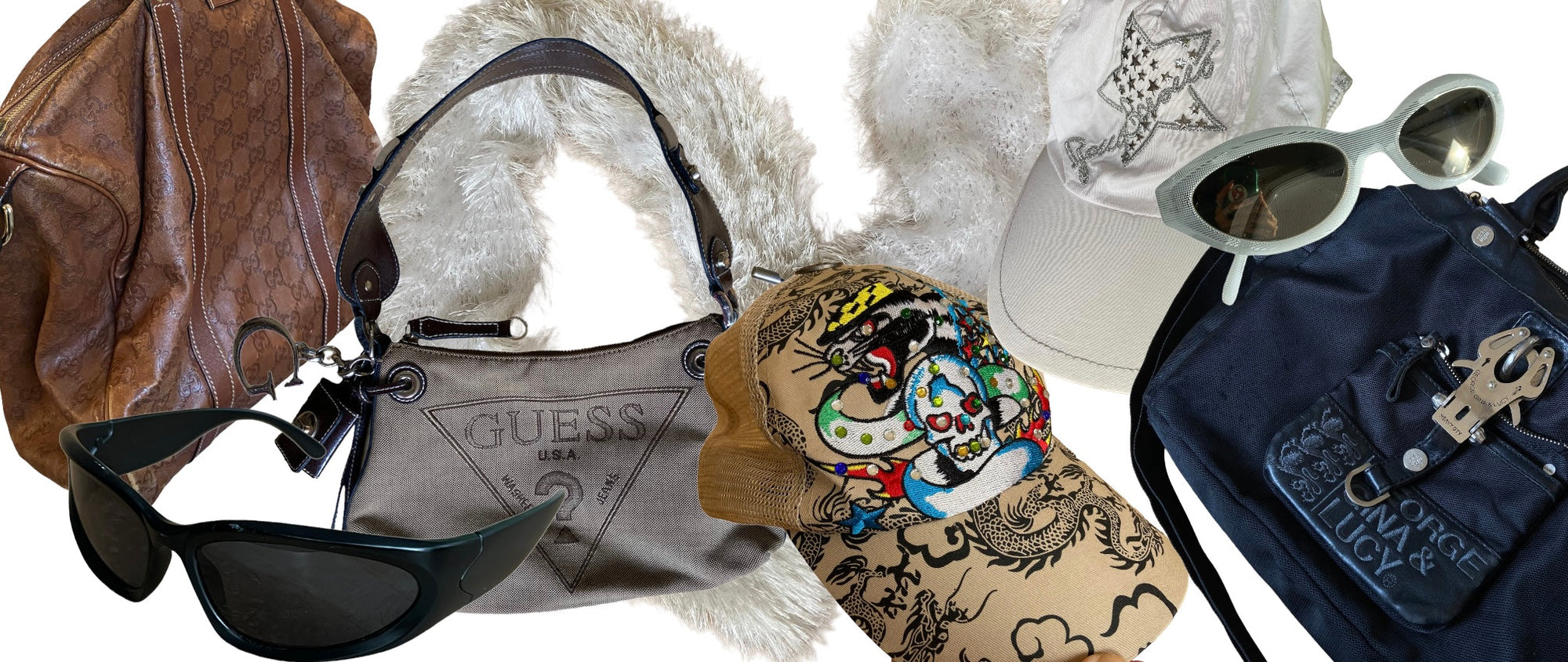 Zu sehen ist ein Haufen an Accessoires, wie zum Beispiel eine Hellbraune Ed Hardy Cap, ein grauer Guess Shoulderbag oder eine schwarze Racing Brille  