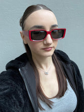 Laden Sie das Bild in den Galerie-Viewer, Tragebild der Vintage Red Cutler mit großen Gläsern von vorne an einem weiblichem Model.