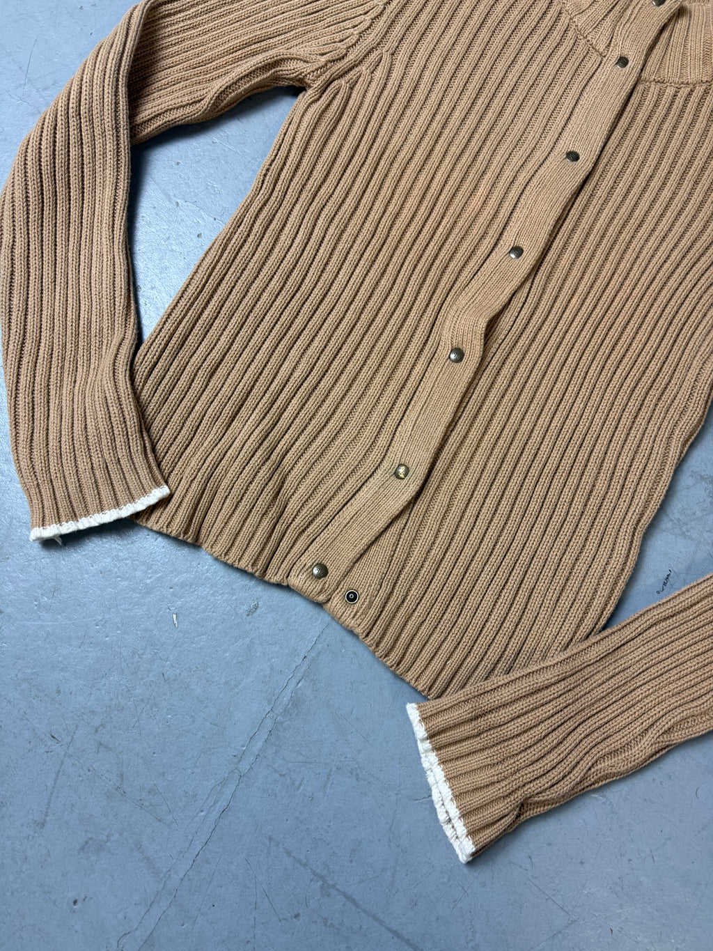 Detailbild von Vintage Armani Jeans Brown Knit Button Up M von vorne 