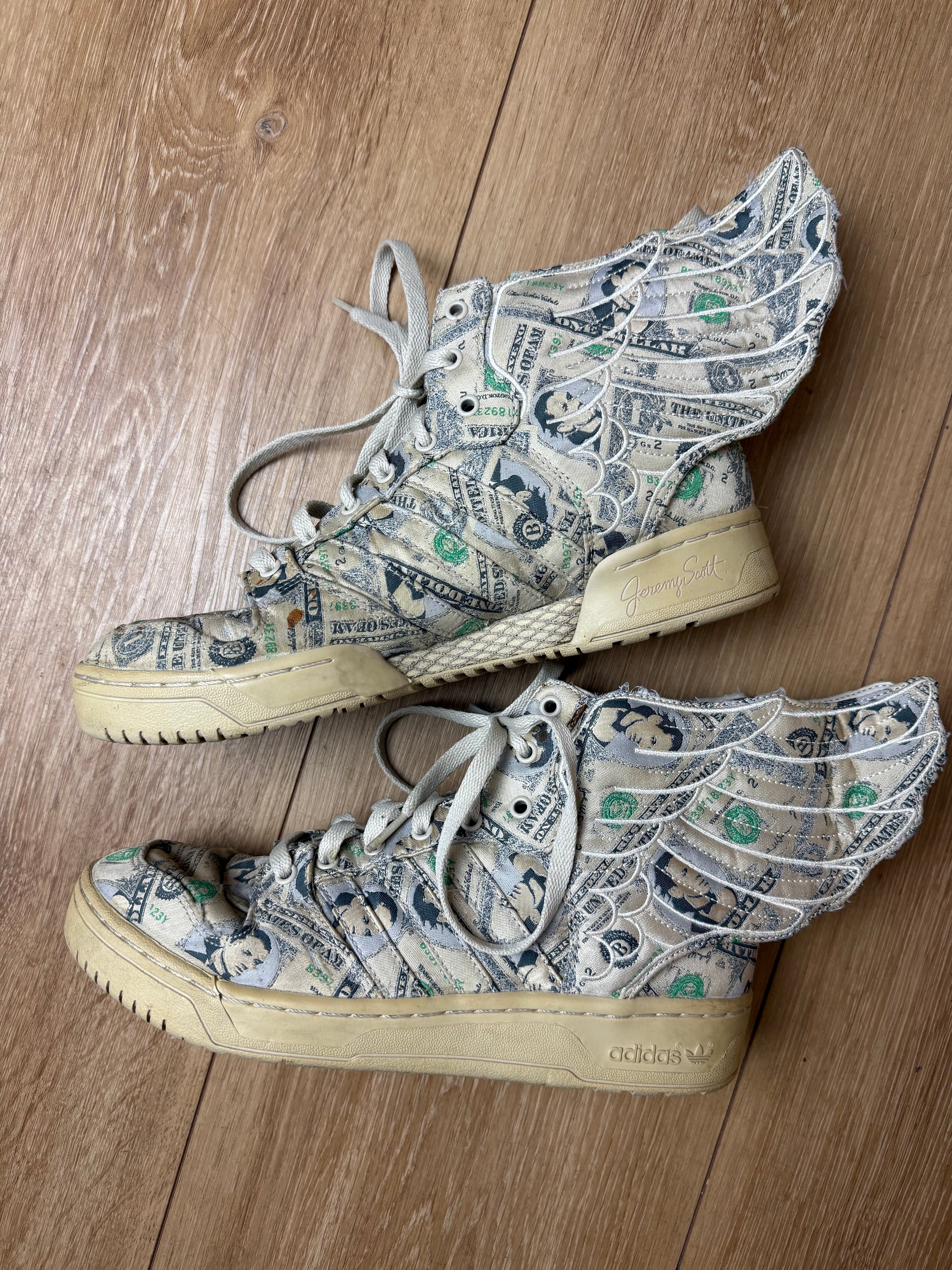 Produktbild von Vintage Jeremy Scott x Adidas Forum Wings 1.0 Money Sneaker von der Seite