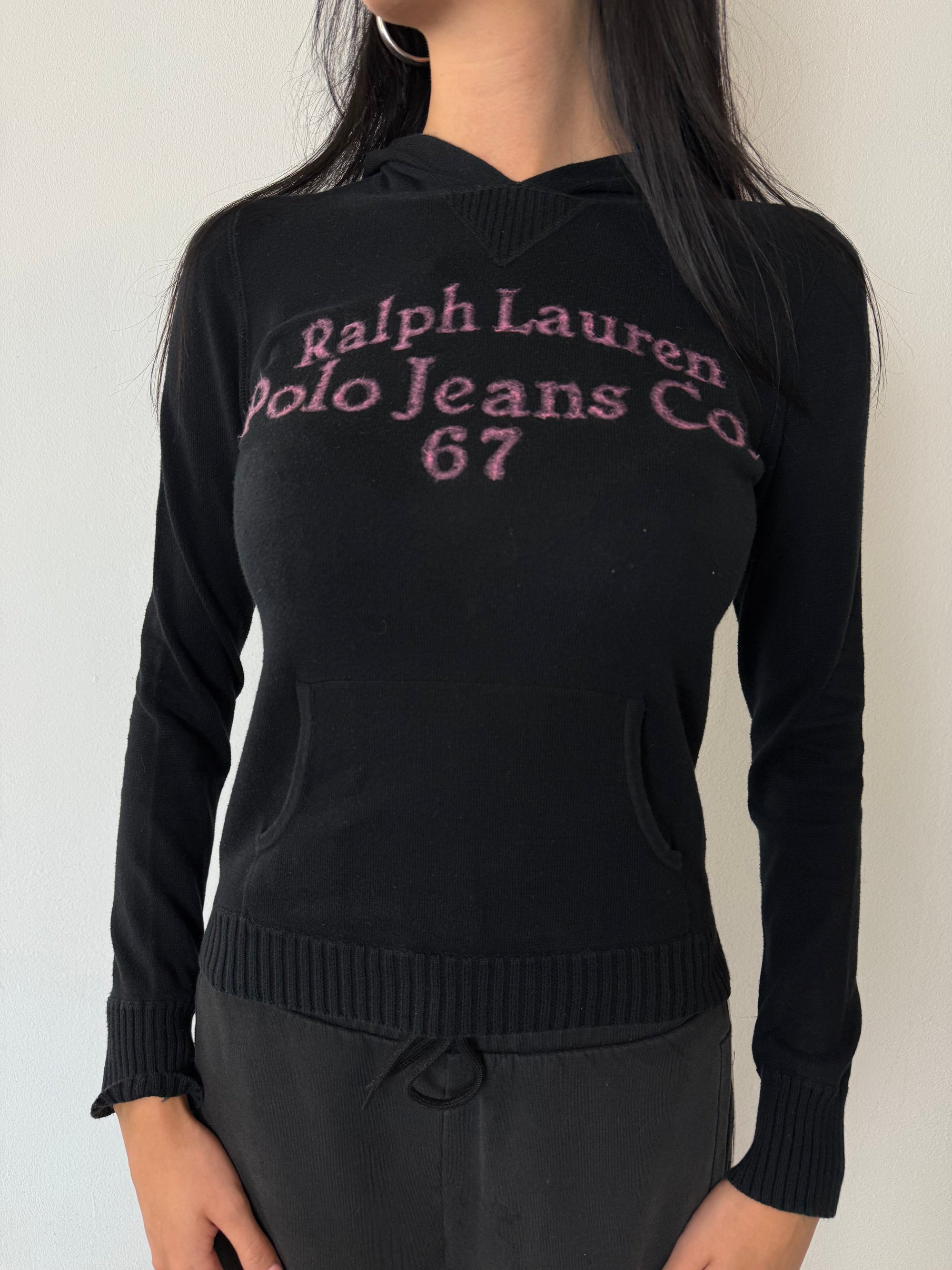 Ein schwarzer Strick hoodie von Ralph Lauren mit pinken Schriftzug auf der Vorderseite in XS