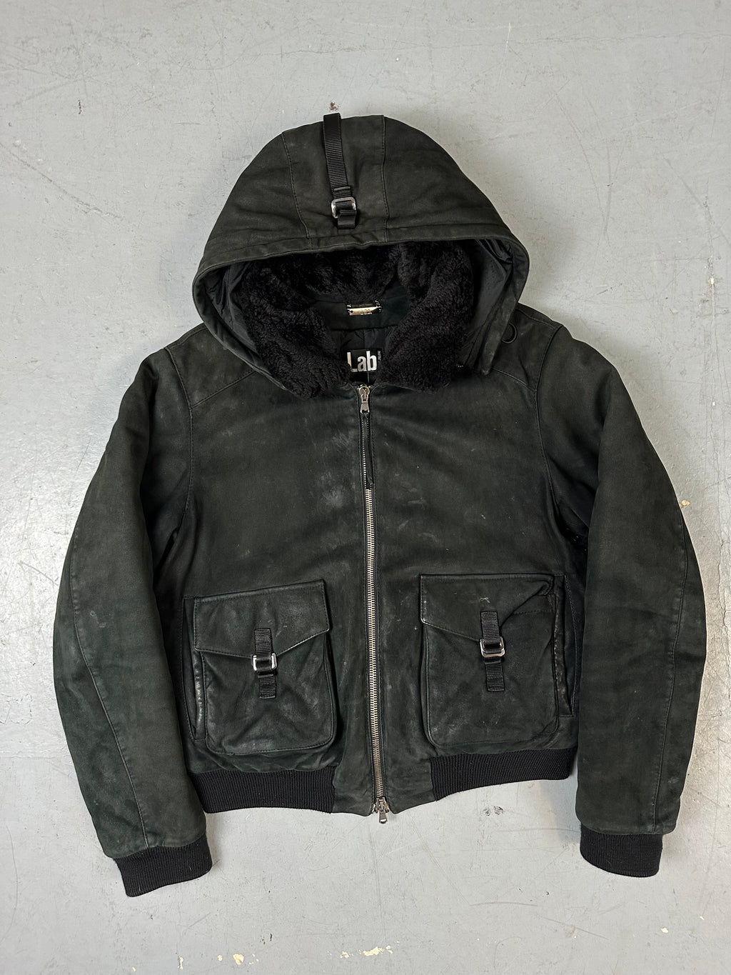 Eine schwarze Sherlingjacke mit Kaputze 