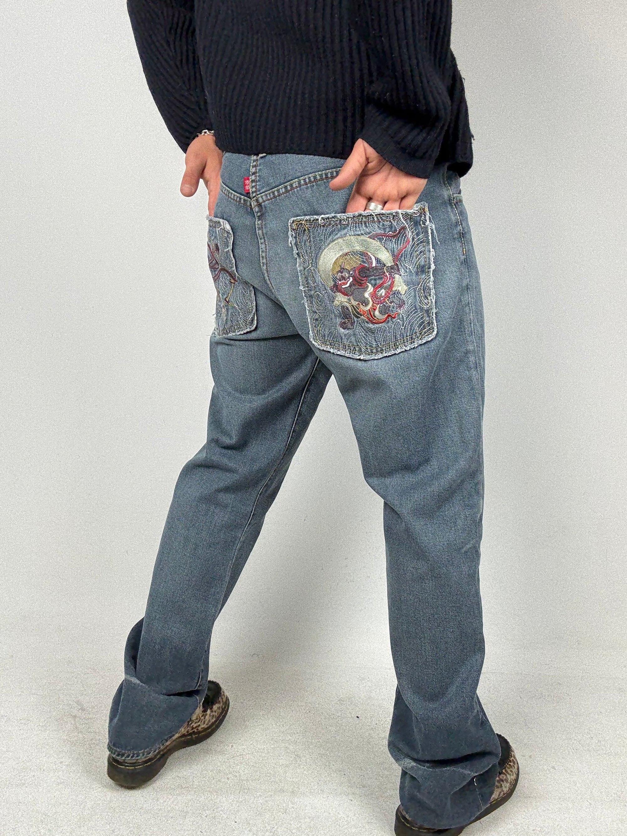 Tragebild von einer Vintage Red Monkey Company Baggy Denim with Back Stitching von hinten