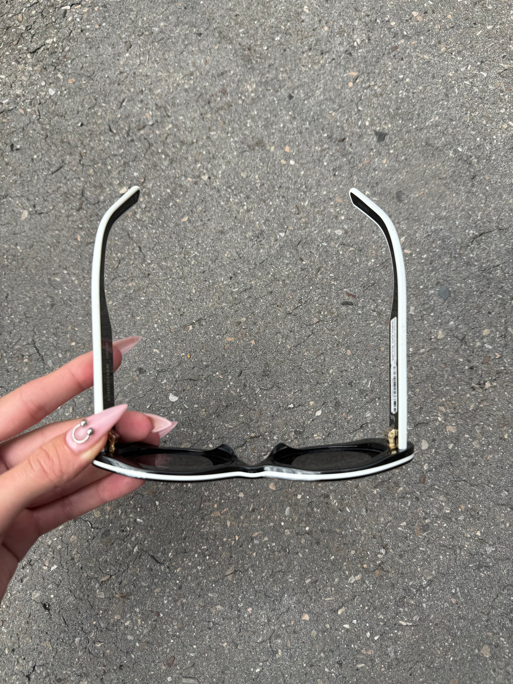 Eine schwarz weiße Sonnenbrille von Dior im CAT Eye Stil