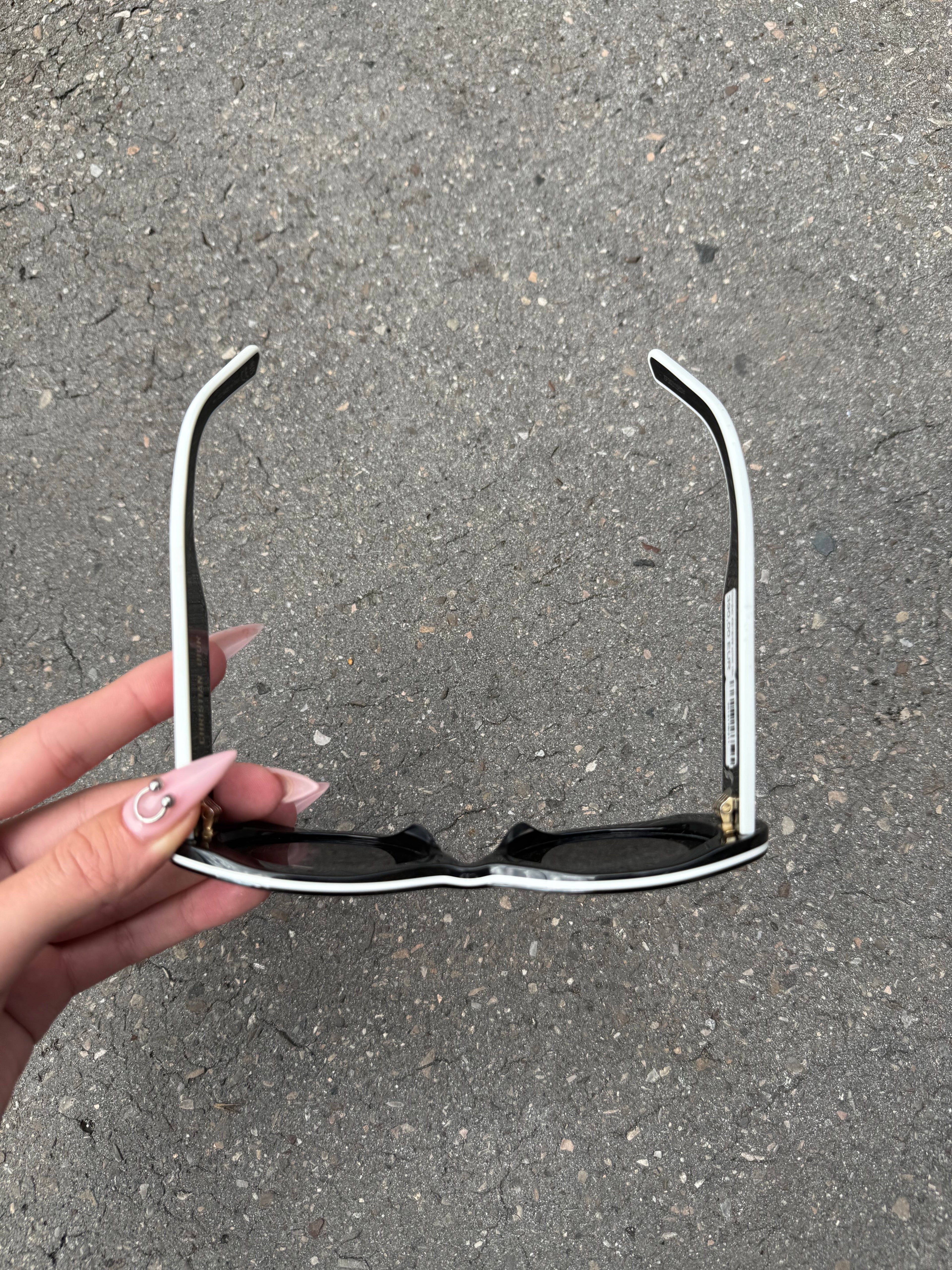 Eine schwarz weiße Sonnenbrille von Dior im CAT Eye Stil