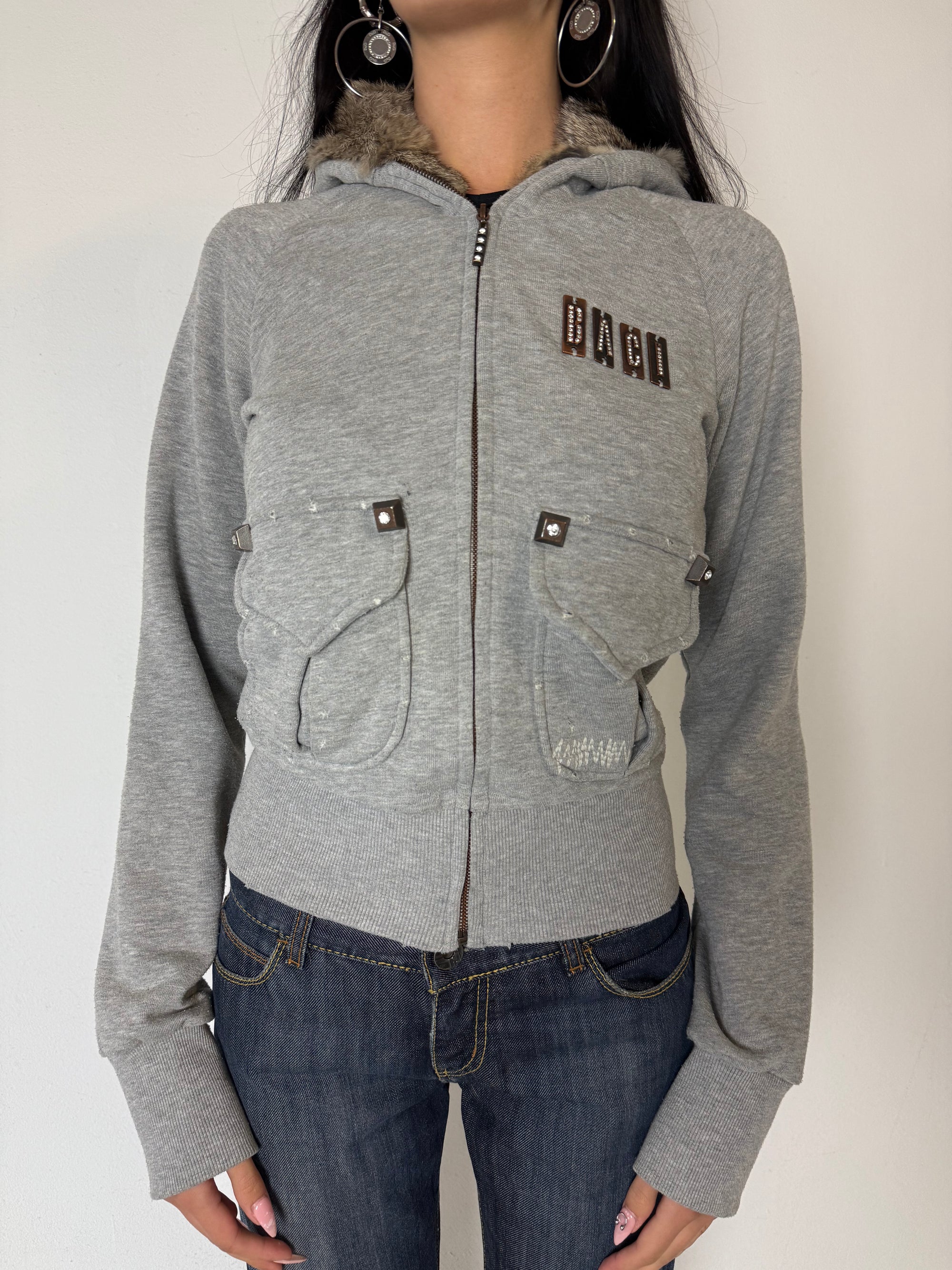 Ein grauer zipper mit fur hood I’m Abercrombie Y2K Stil in M