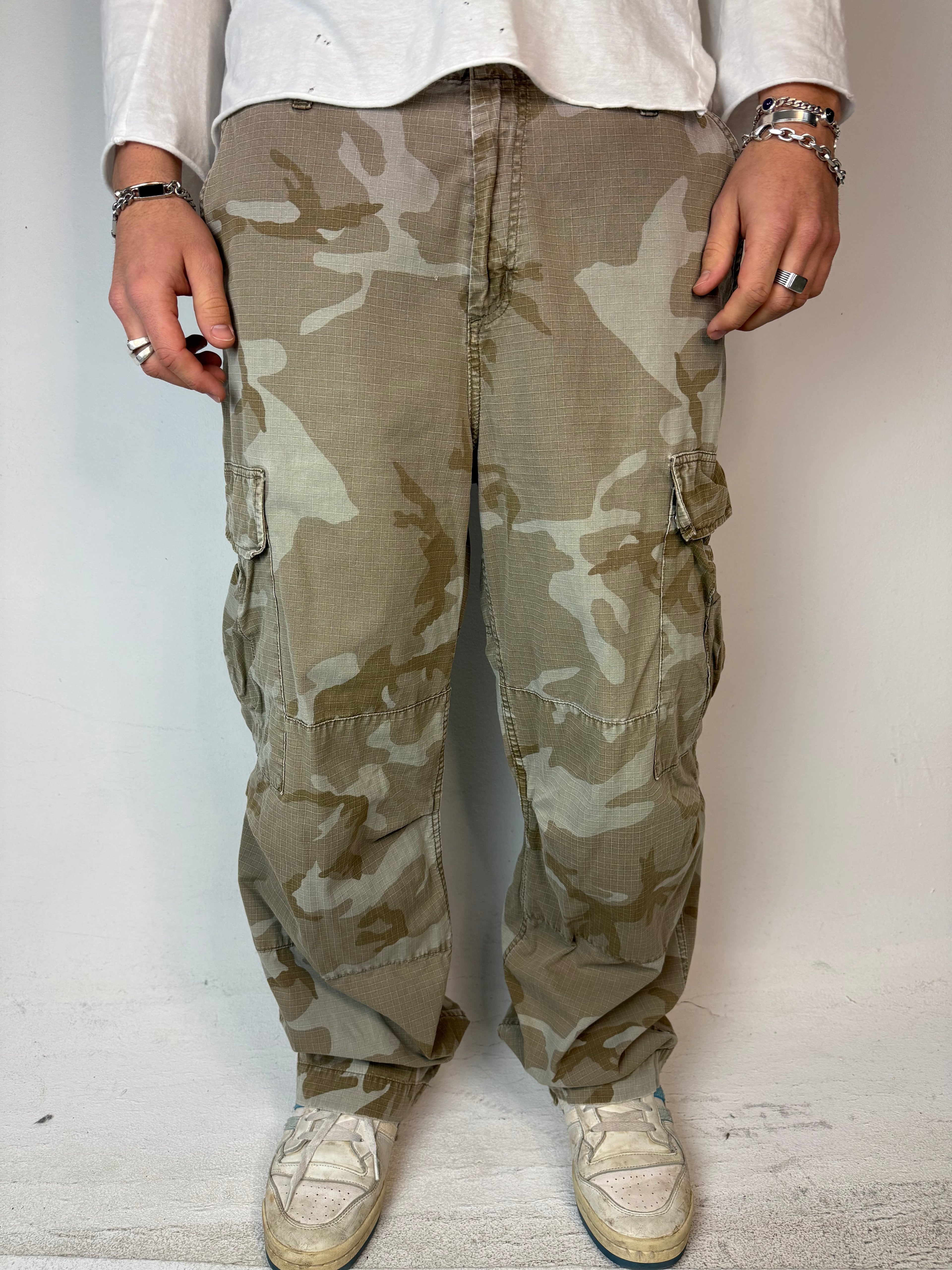 Tragebild von Vintage Carhartt Camouflage Baggy Pants L von vorne 