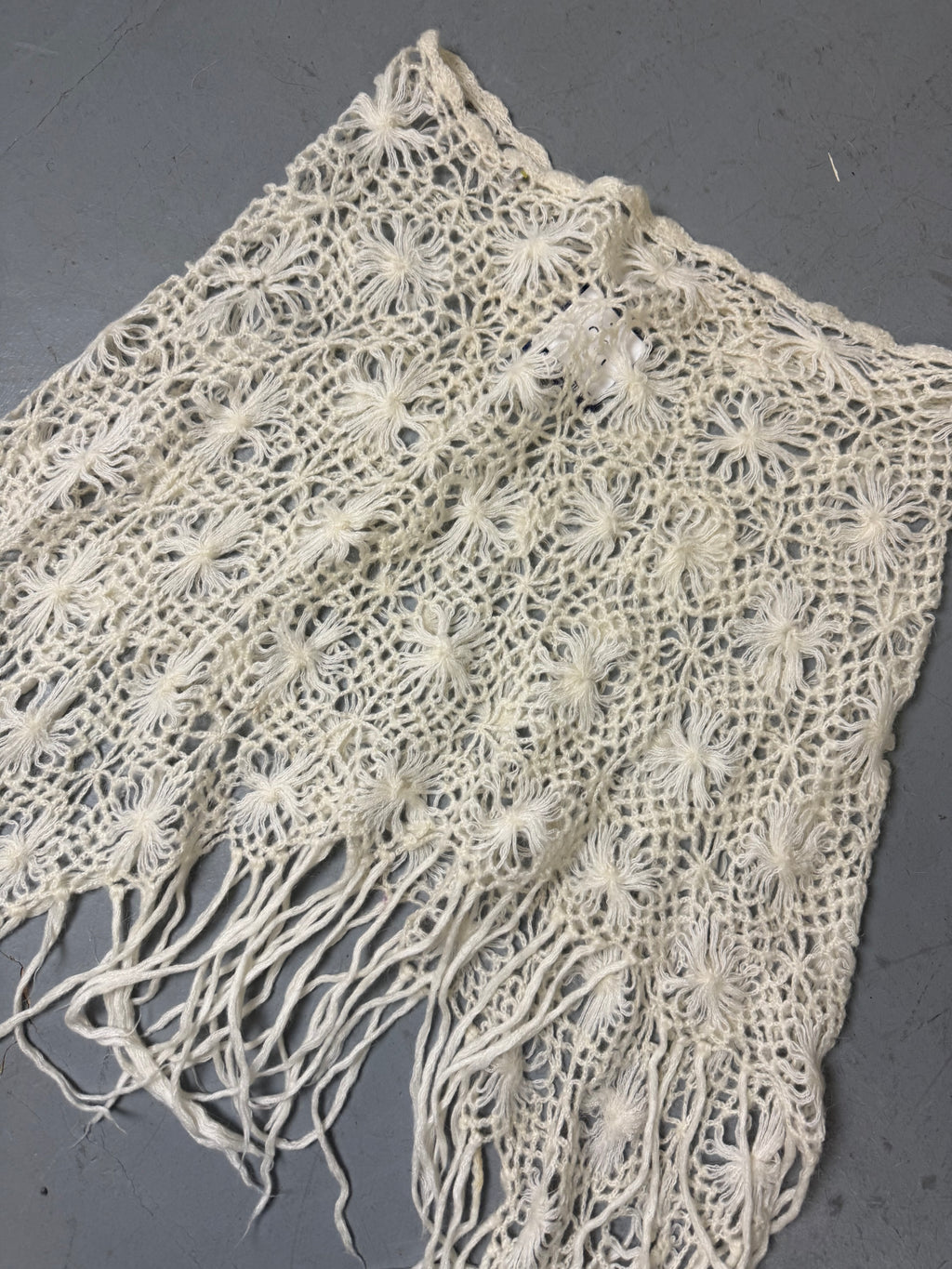 Ein cremefarbener Rock in L gestrickt im Blumenmuster 