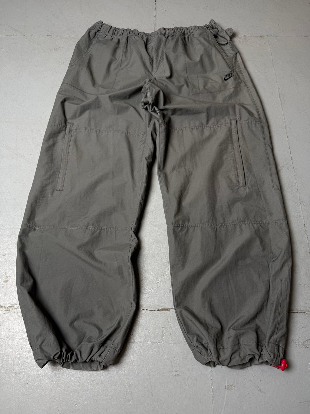 Vintage Nike Grey Gorpcore Baggy Trackpants mit Gummizug . Y2K Second Hand 2000s Fashion