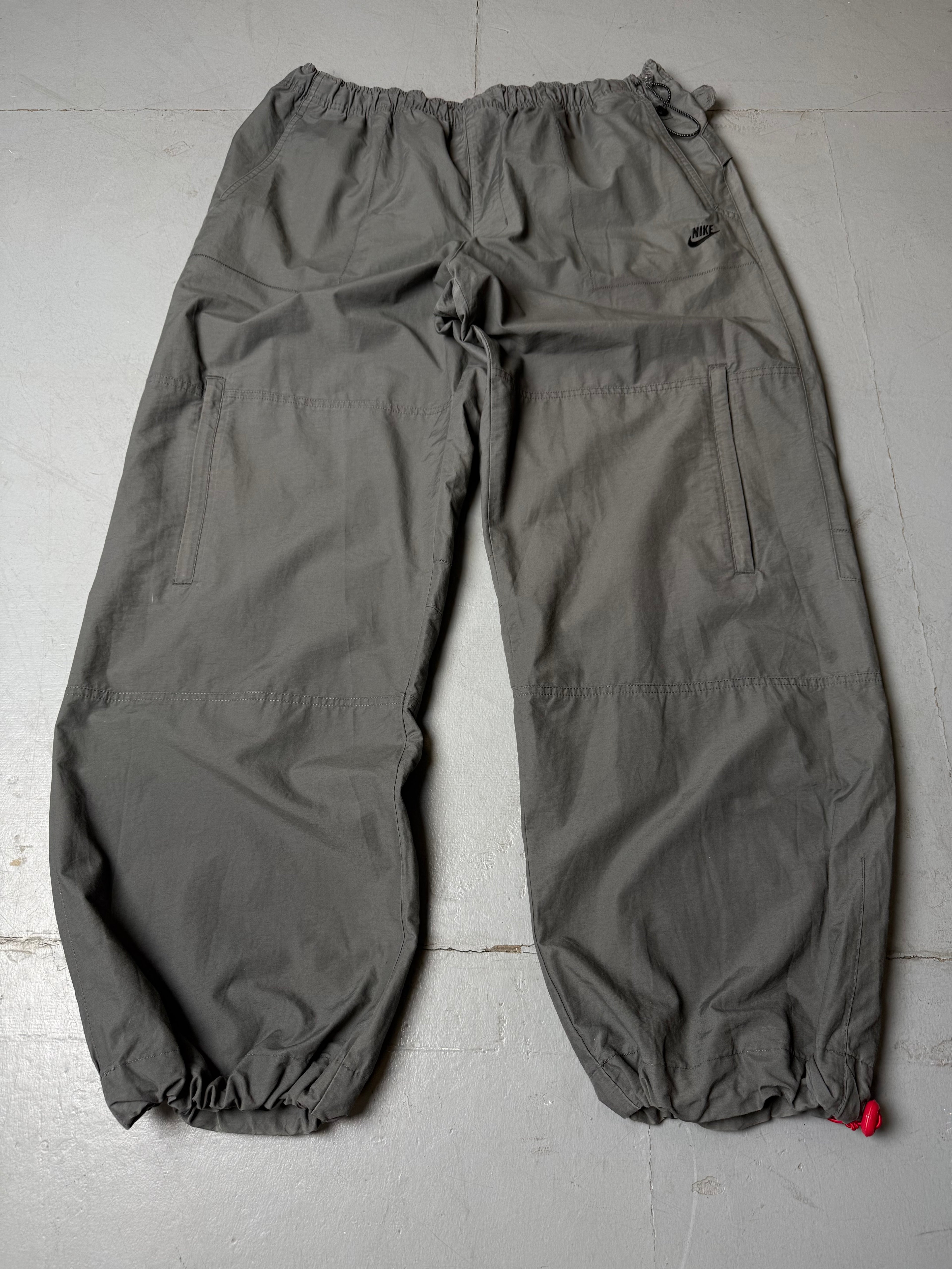 Vintage Nike Grey Gorpcore Baggy Trackpants mit Gummizug . Y2K Second Hand 2000s Fashion