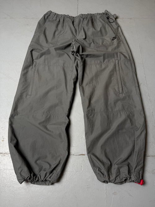 Vintage Nike Grey Gorpcore Baggy Trackpants mit Gummizug . Y2K Second Hand 2000s Fashion