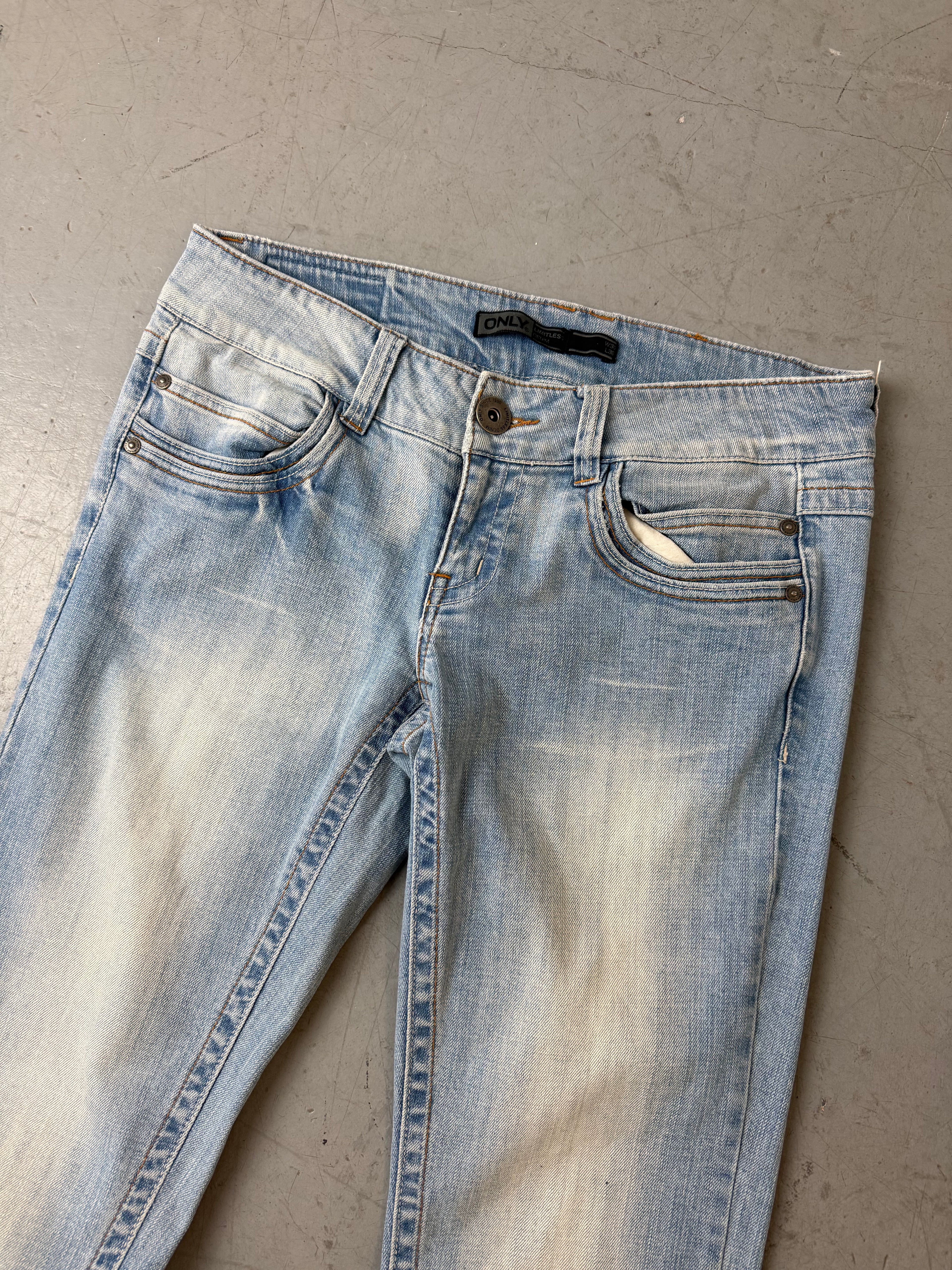 Vintage Light Blue Tall Low Waist Jeans für Damen. Y2K Second Hand 2000s Fashion