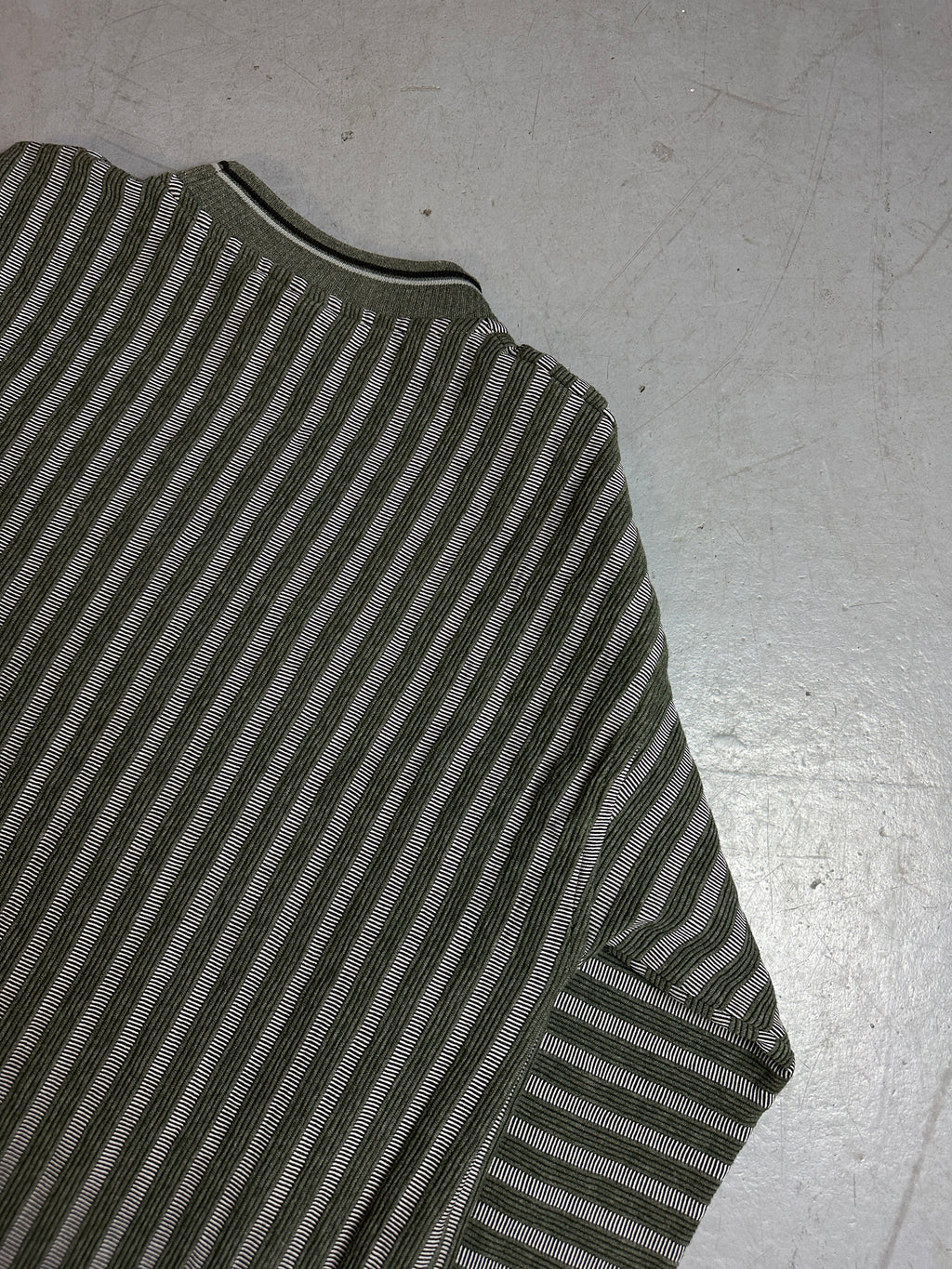 Detailbild von Vintage Nike Green Striped Sweater von hinten