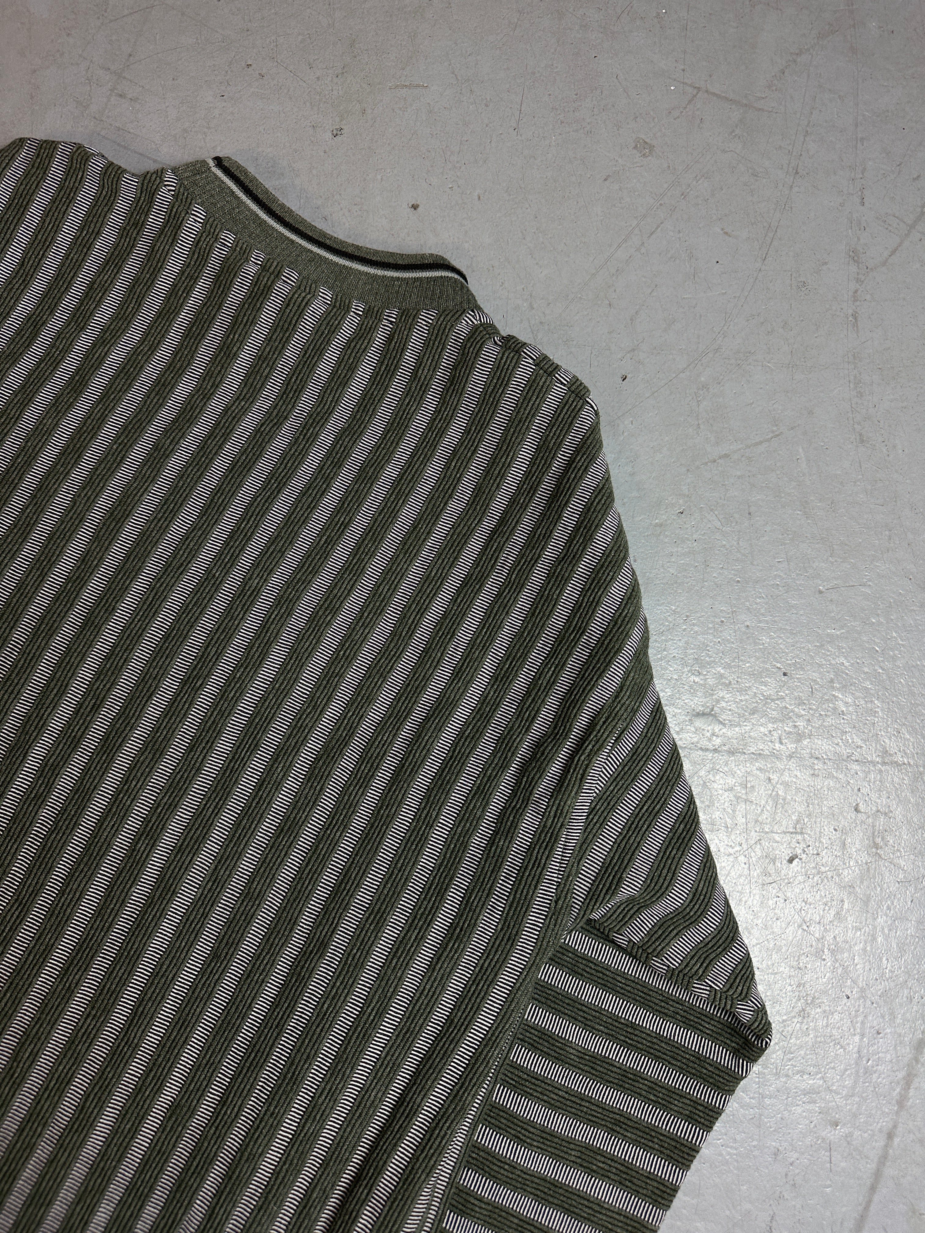 Detailbild von Vintage Nike Green Striped Sweater von hinten