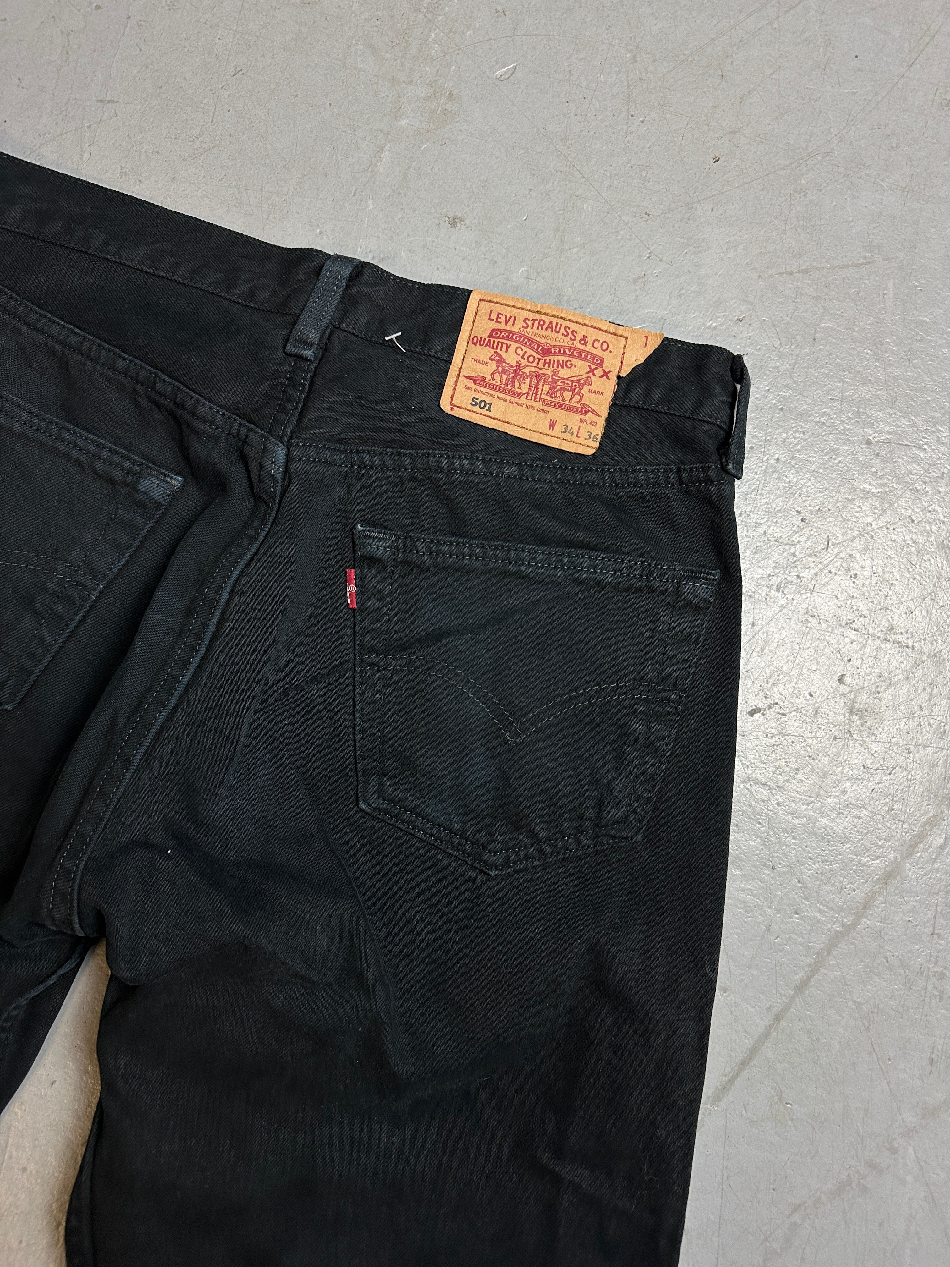 Detailbild von Vintage Black Levis Denim M/L von hinten 