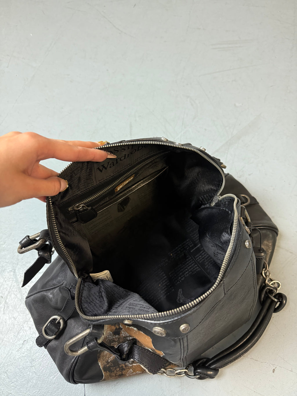 Eine große schwarze Lederjacke on Galliano in top Zustand mit Silber Anhänger 