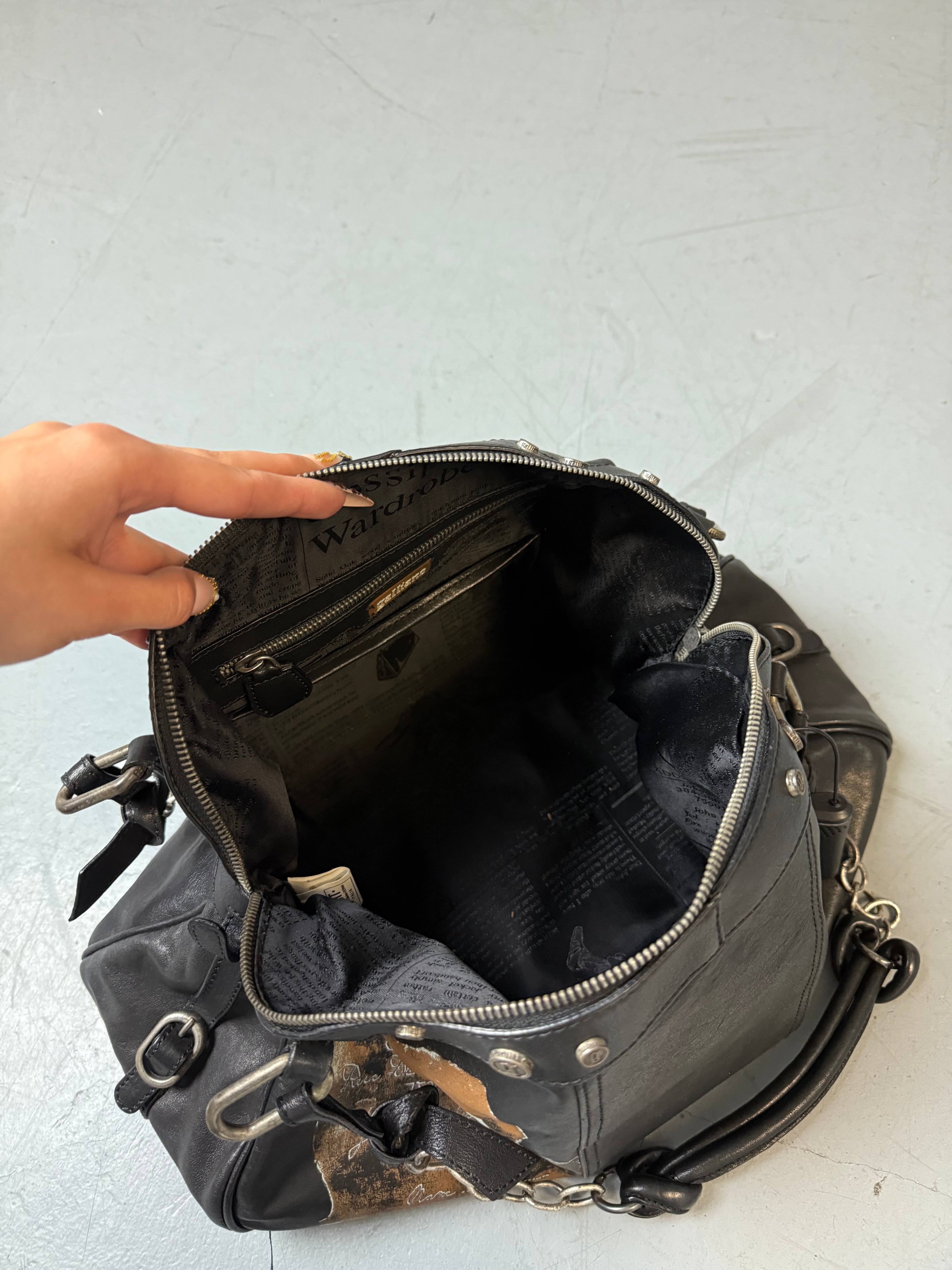 Eine große schwarze Lederjacke on Galliano in top Zustand mit Silber Anhänger 