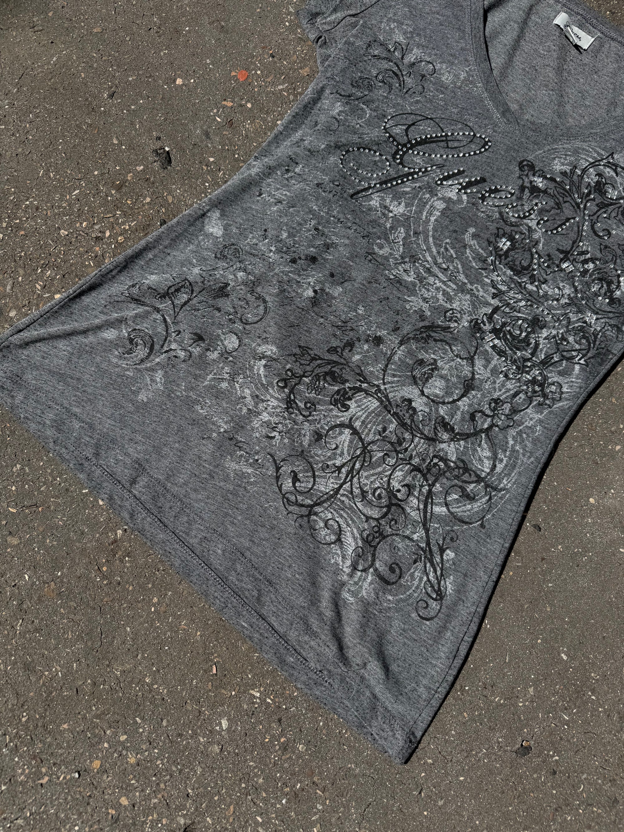 Ein graues Shirt von guess mit schwarz weißen Print und rhinestones 