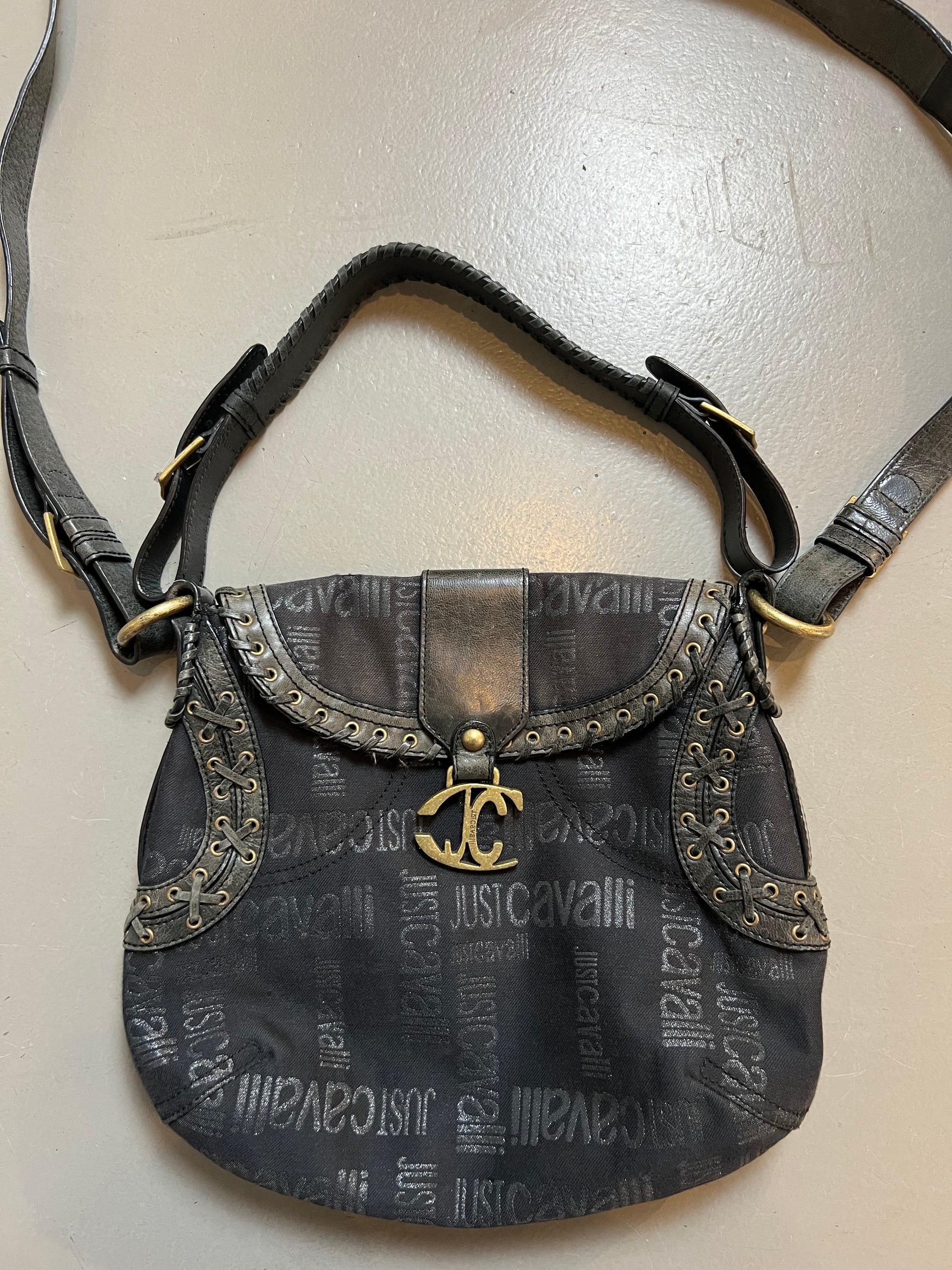 Eine Y2K Designer Umhängetasche von Just Cavalli, der Marke von Roberto Cavalli, in schwarz braun 