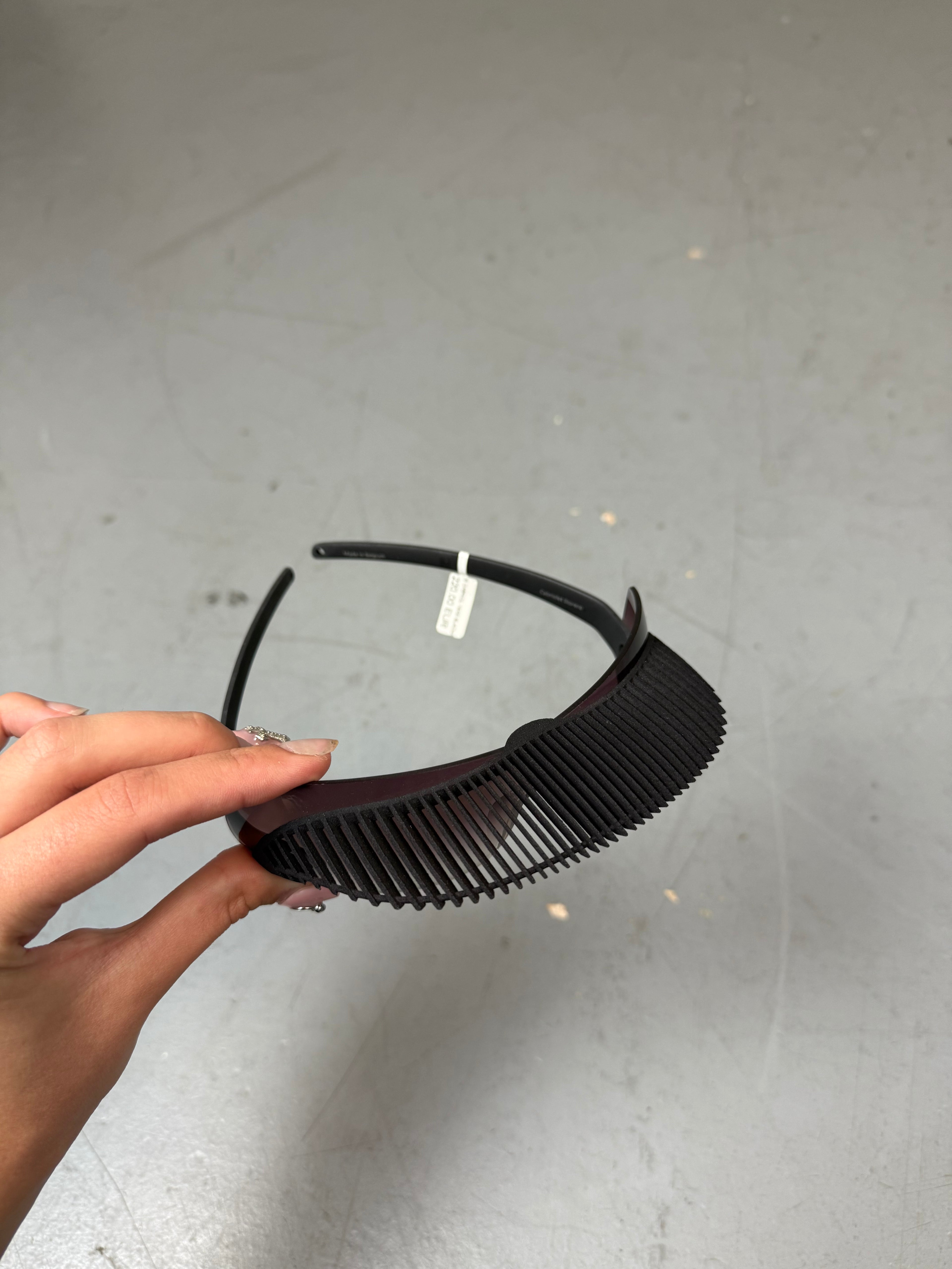 Eine Sonnenbrille von Hoet mit kleinem Schirm über den Gläsern 