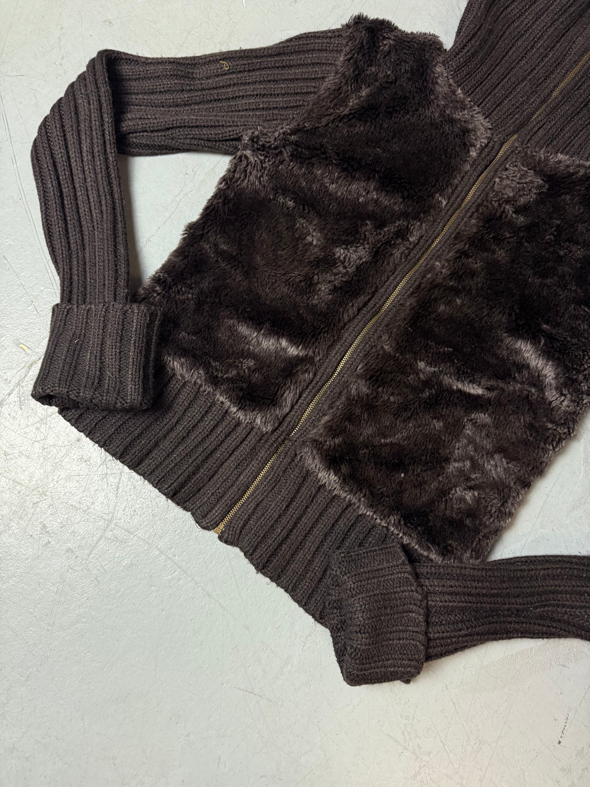 Ein brauner turtleneck knit zipper mit faux fur Brust 