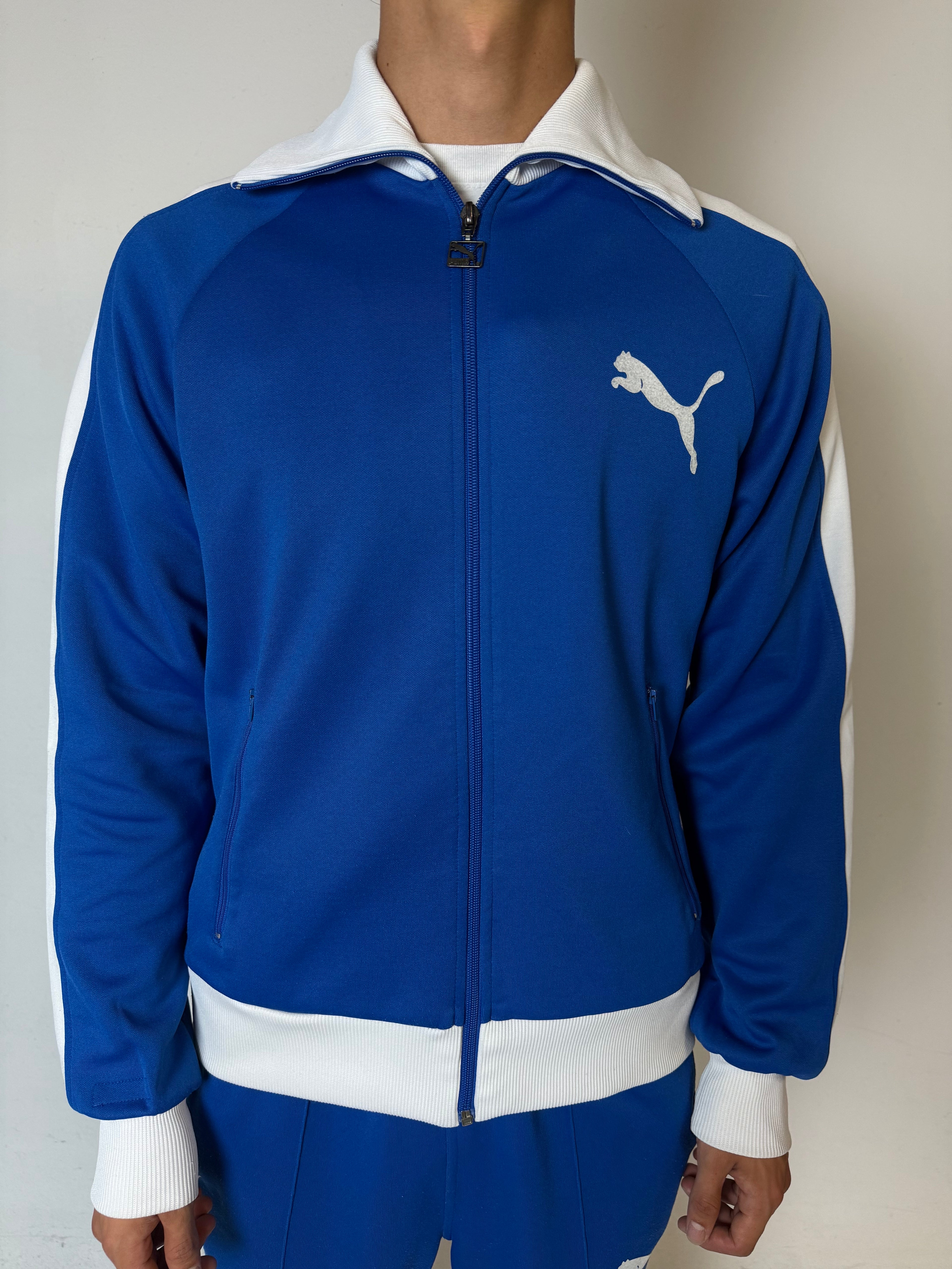 Ein Blau weißes Set von Puma bestehend aus Trackjacke und Trackpants in M/L