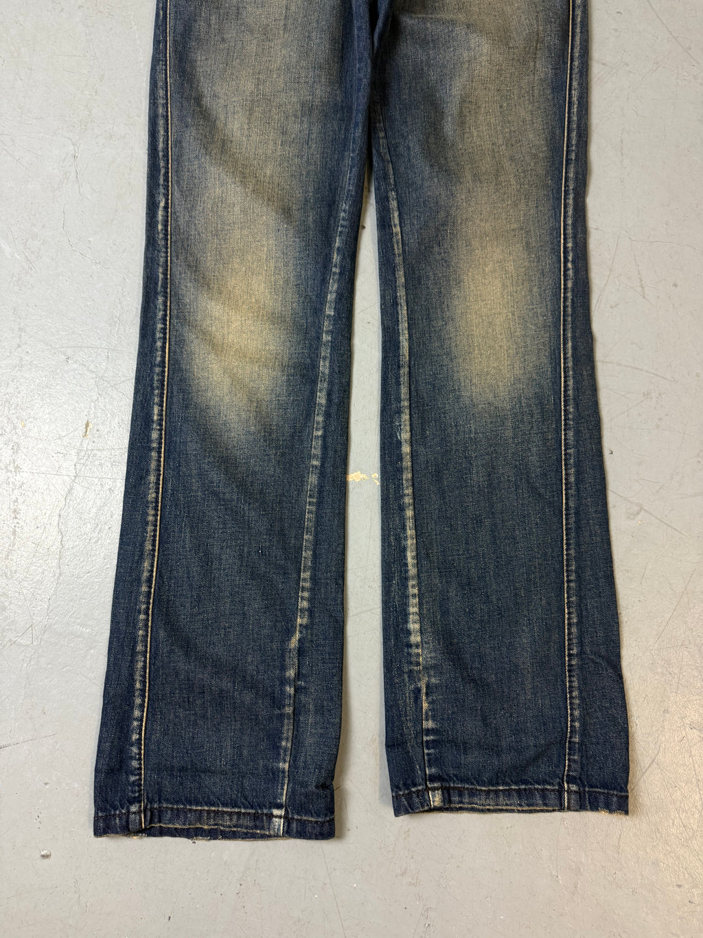 Mid waist dark washed killah denims mit runden Nieten im y2k Stil 