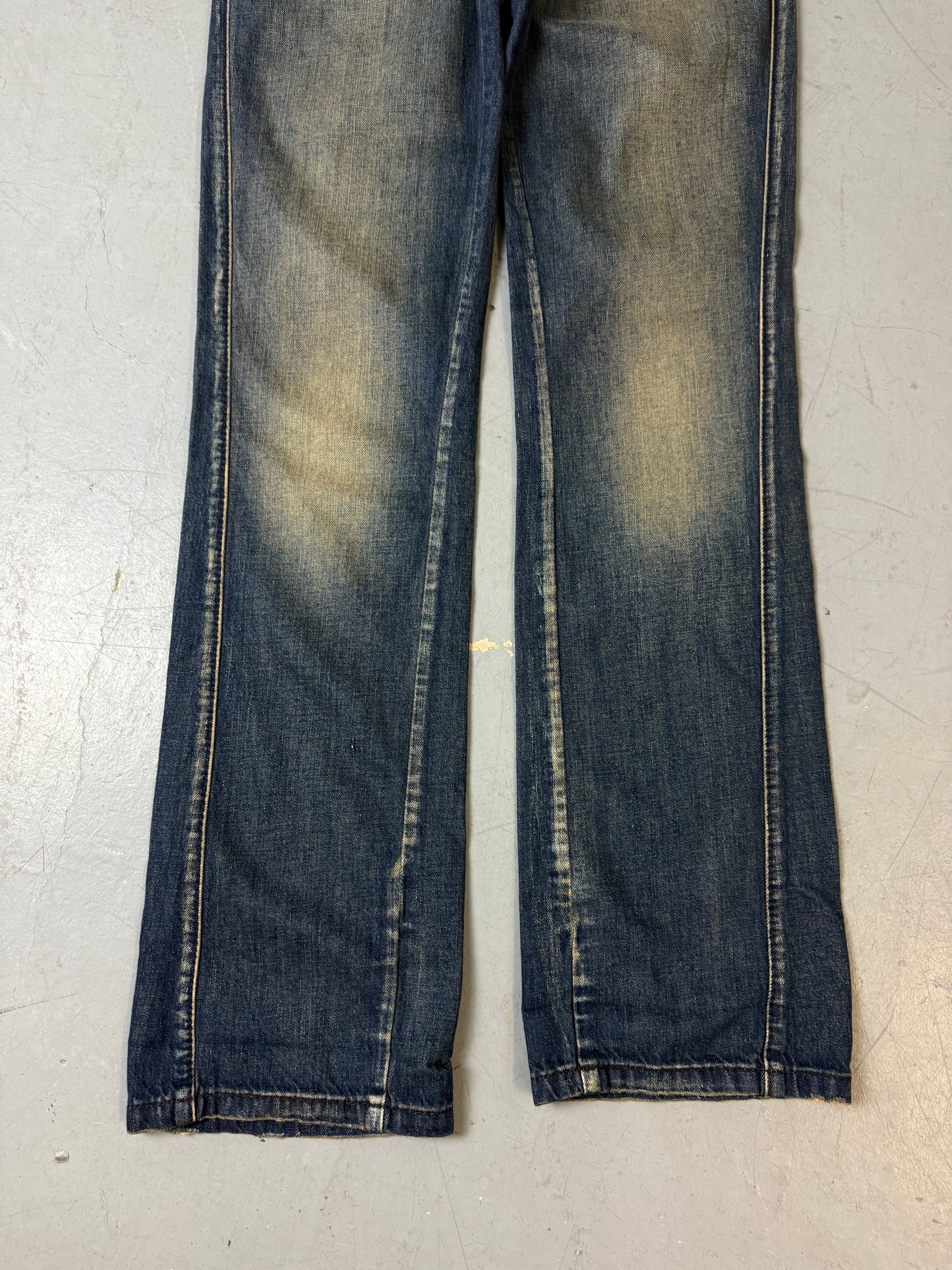 Mid waist dark washed killah denims mit runden Nieten im y2k Stil 