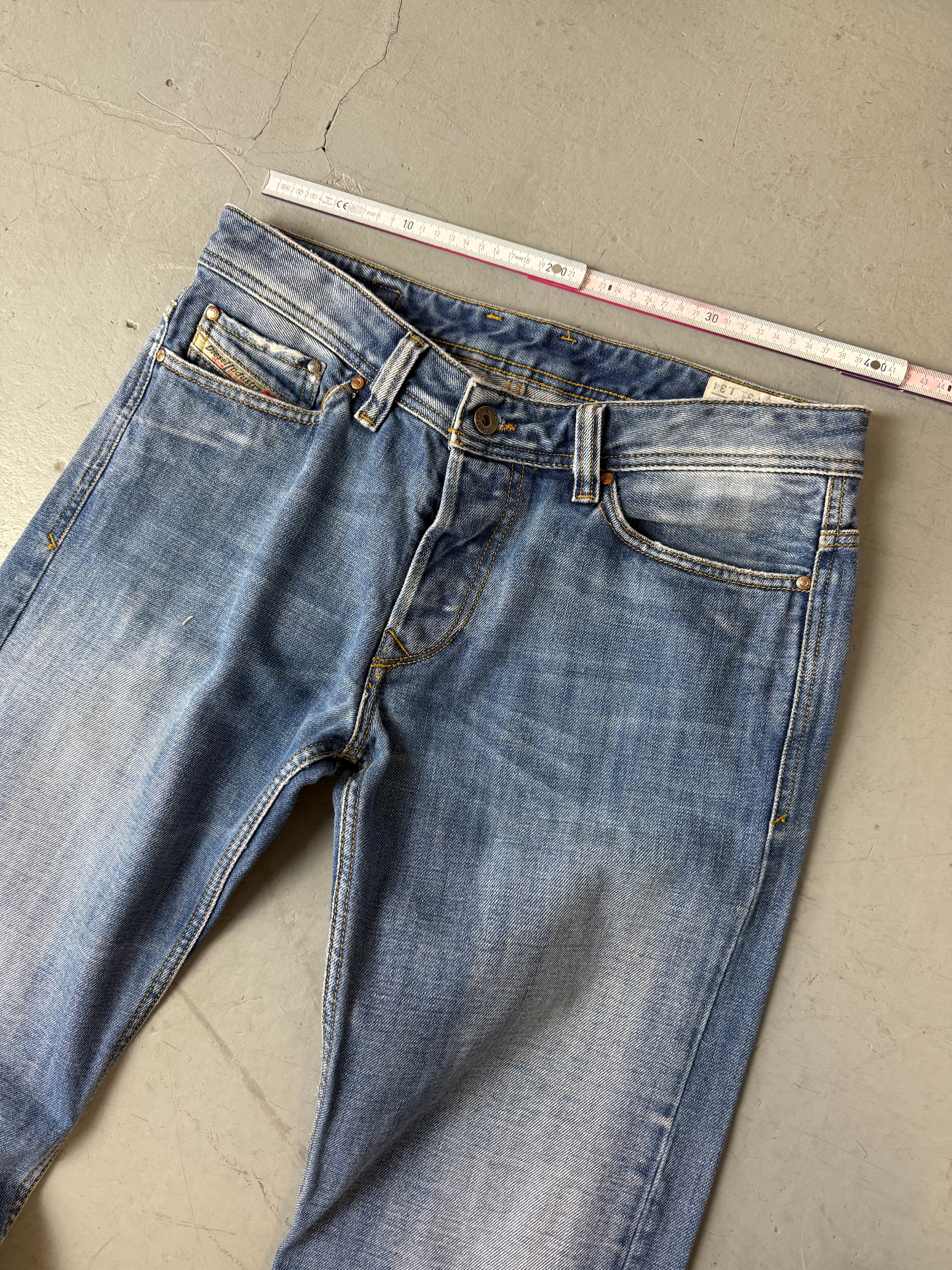 Vintage Diesel Viker Light Blue Straight Leg Jeans für Herren. Y2K Second Hand 2000s Fashion