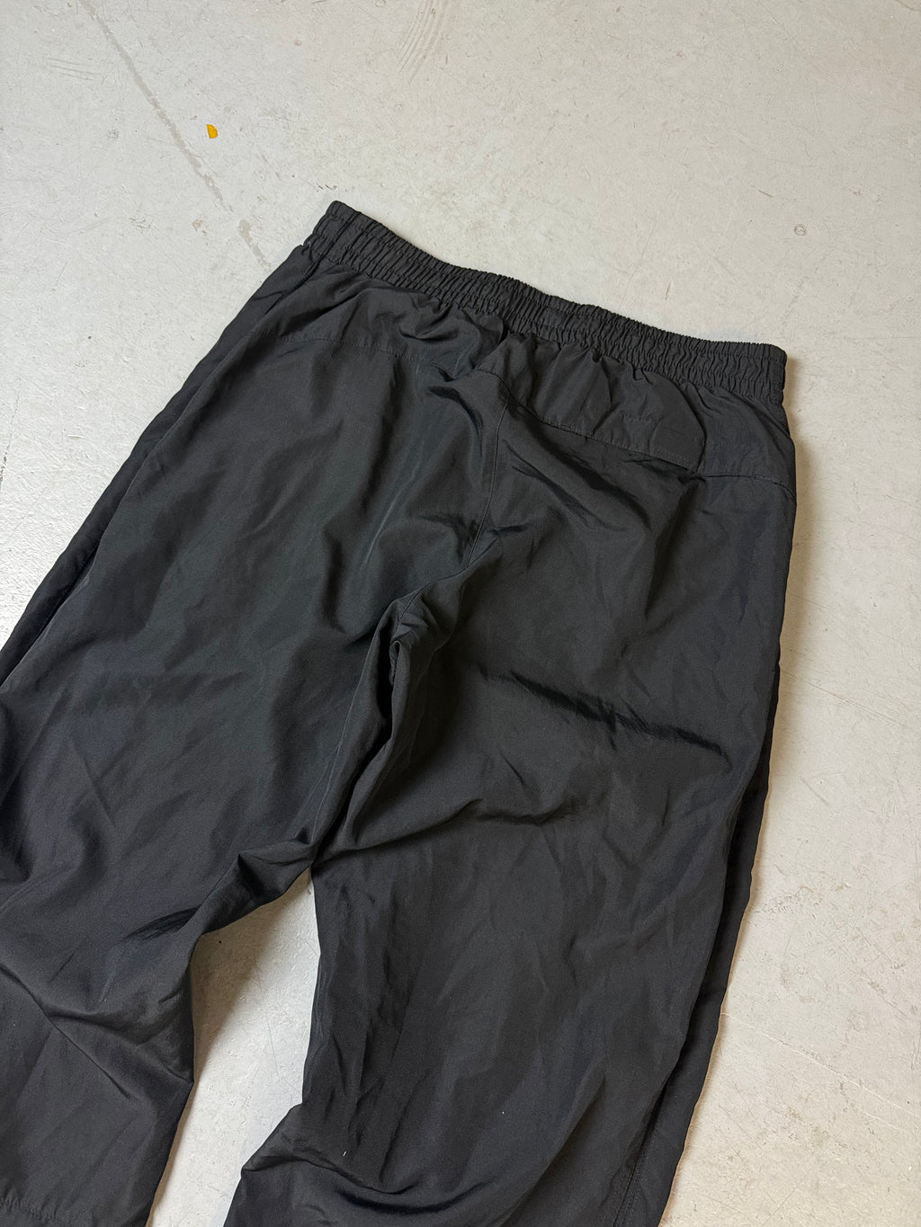 Eine schwarze Nike Trackpants Sporthose Jogginghose y2k 