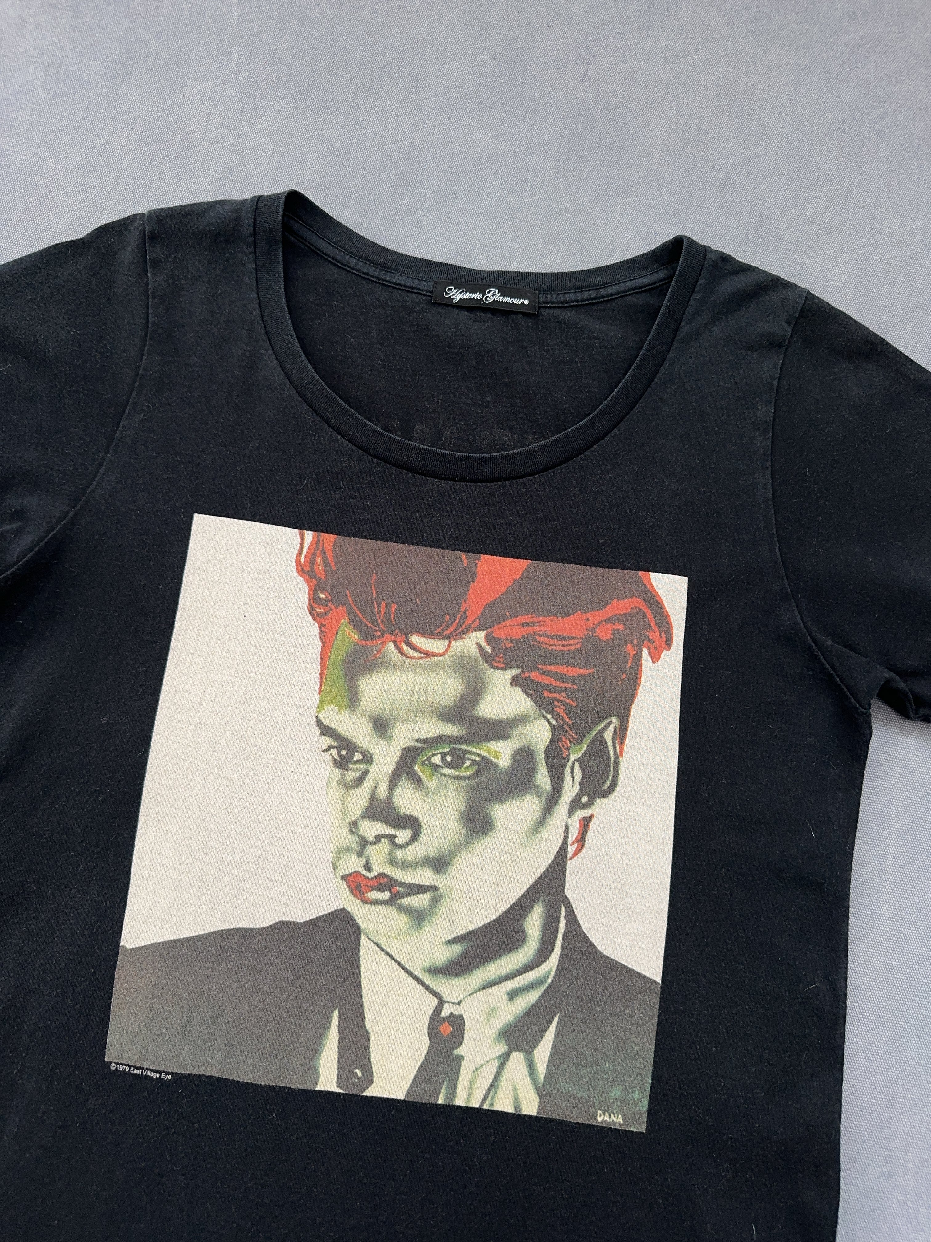 Vintage Hysterie Glamour T-Shirt für Herren. Y2K Second Hand 2000s Fashion 