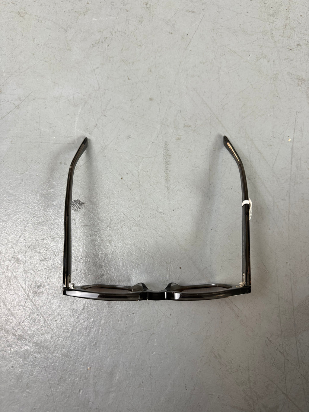 Dunkelgraue Sonnenbrille von Celine im cat eye look mit Glitzer details an den Bügeln 