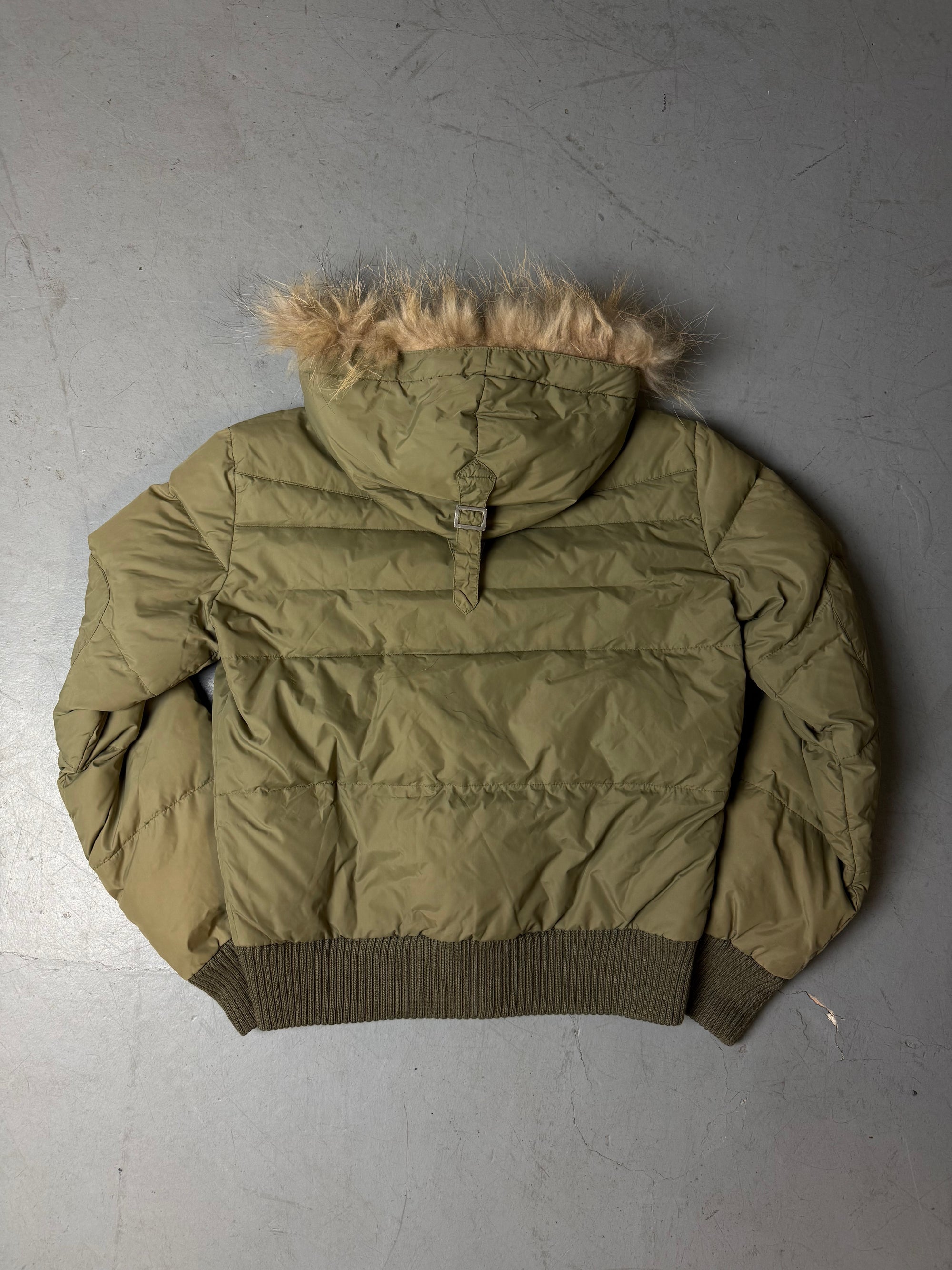 Eine Khaki grüne y2k Winterjacke von Kocca mit Fell Kaputze 