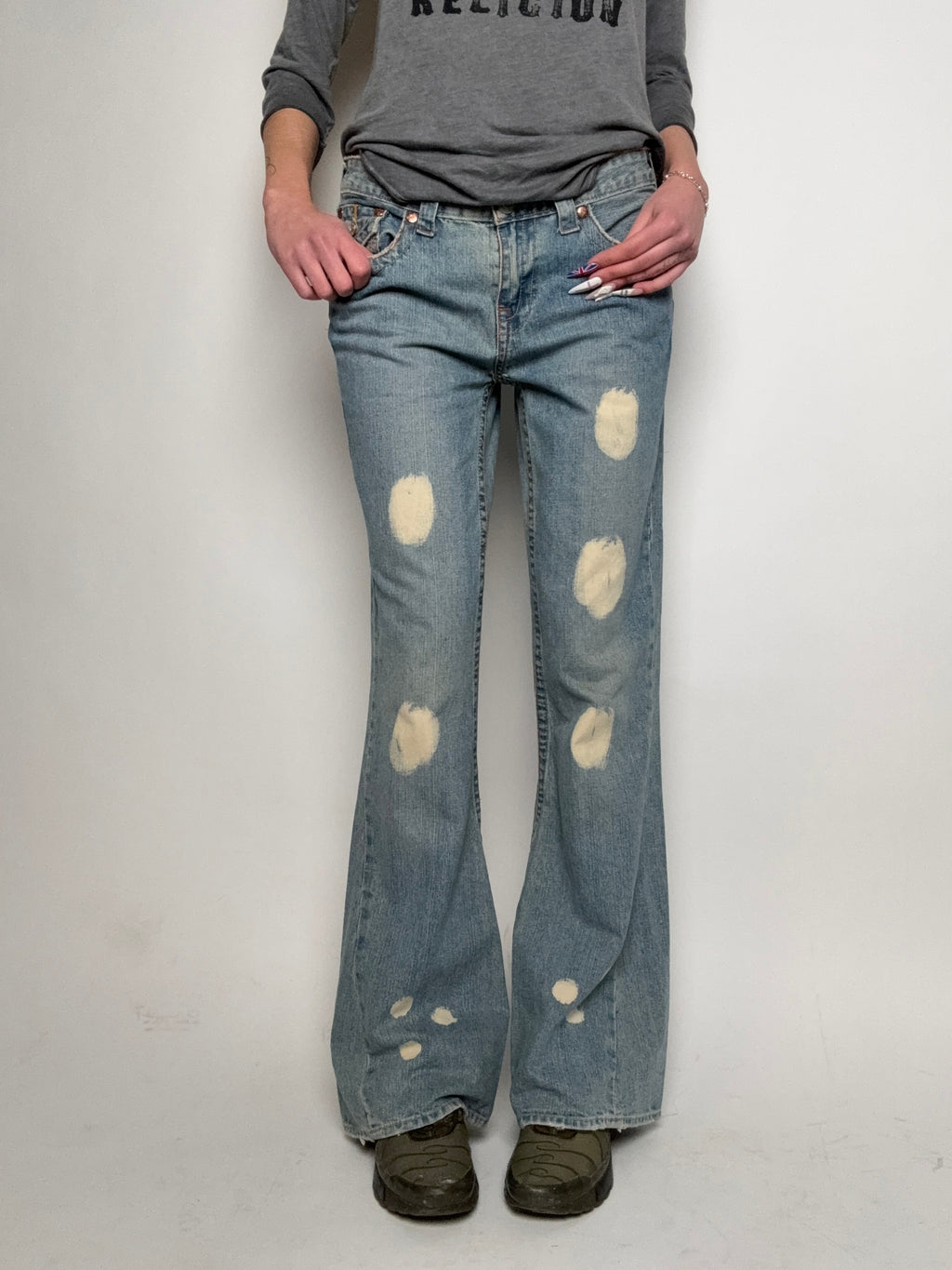 Tragebild von Vintage True Religion Bleach Washed Flared Denim von vorne 