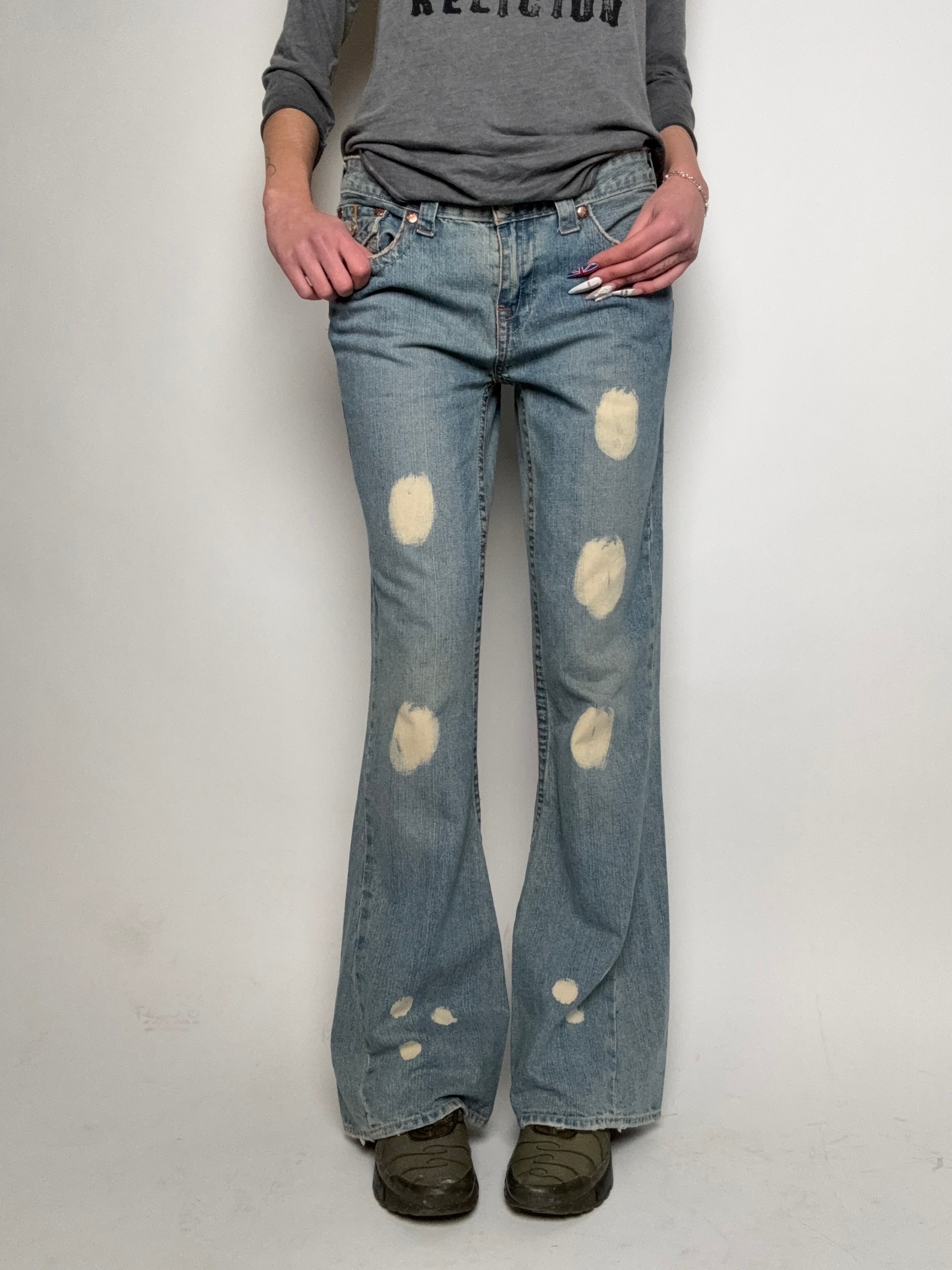Tragebild von Vintage True Religion Bleach Washed Flared Denim von vorne 