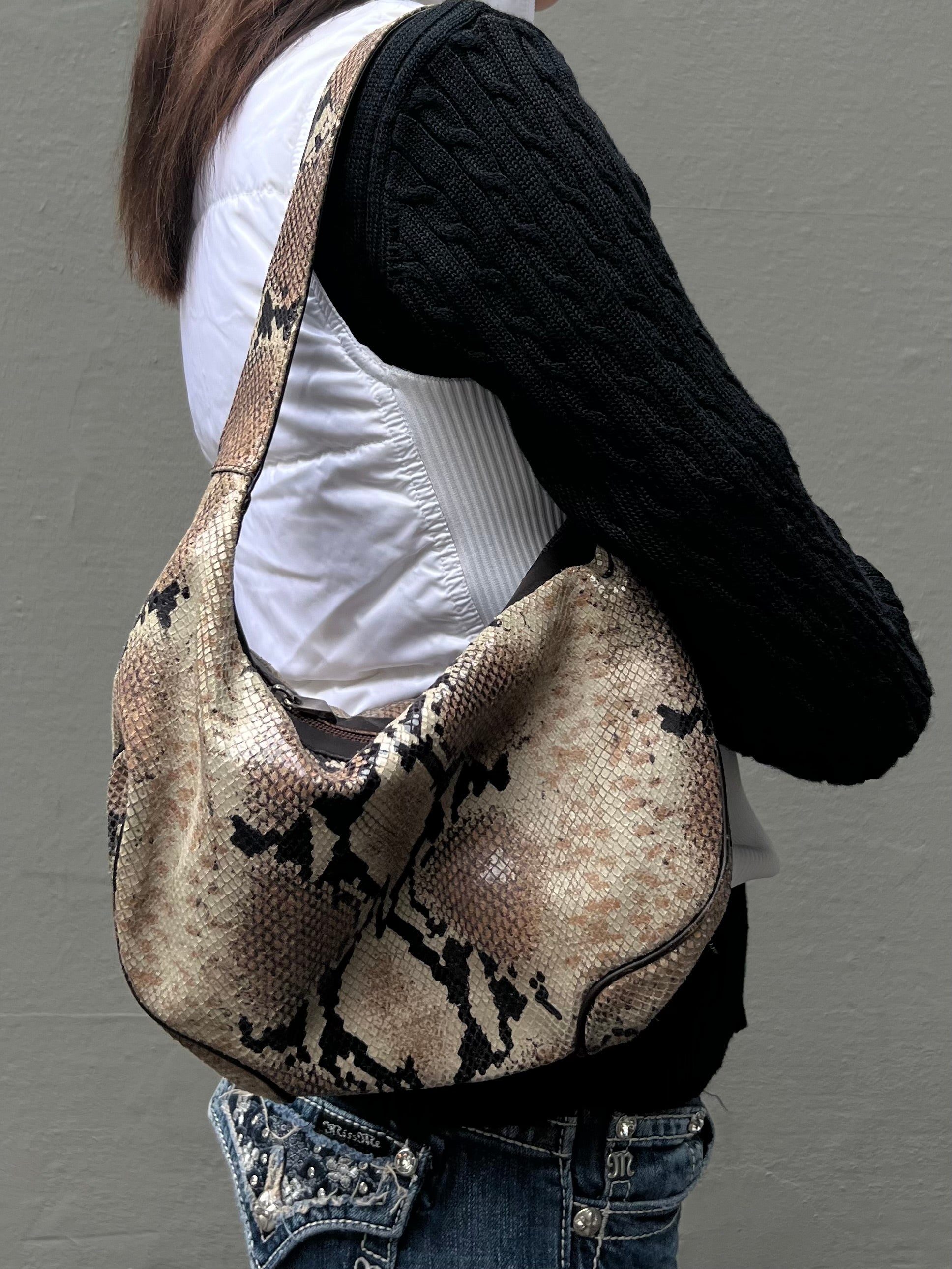 Tragebild einer Handtasche mit schlangenmuster von vorne