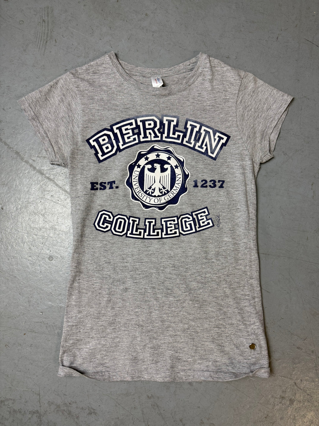 Produktbild von Vintage Berlin College T-Shirt S von vorne auf grauem Boden 