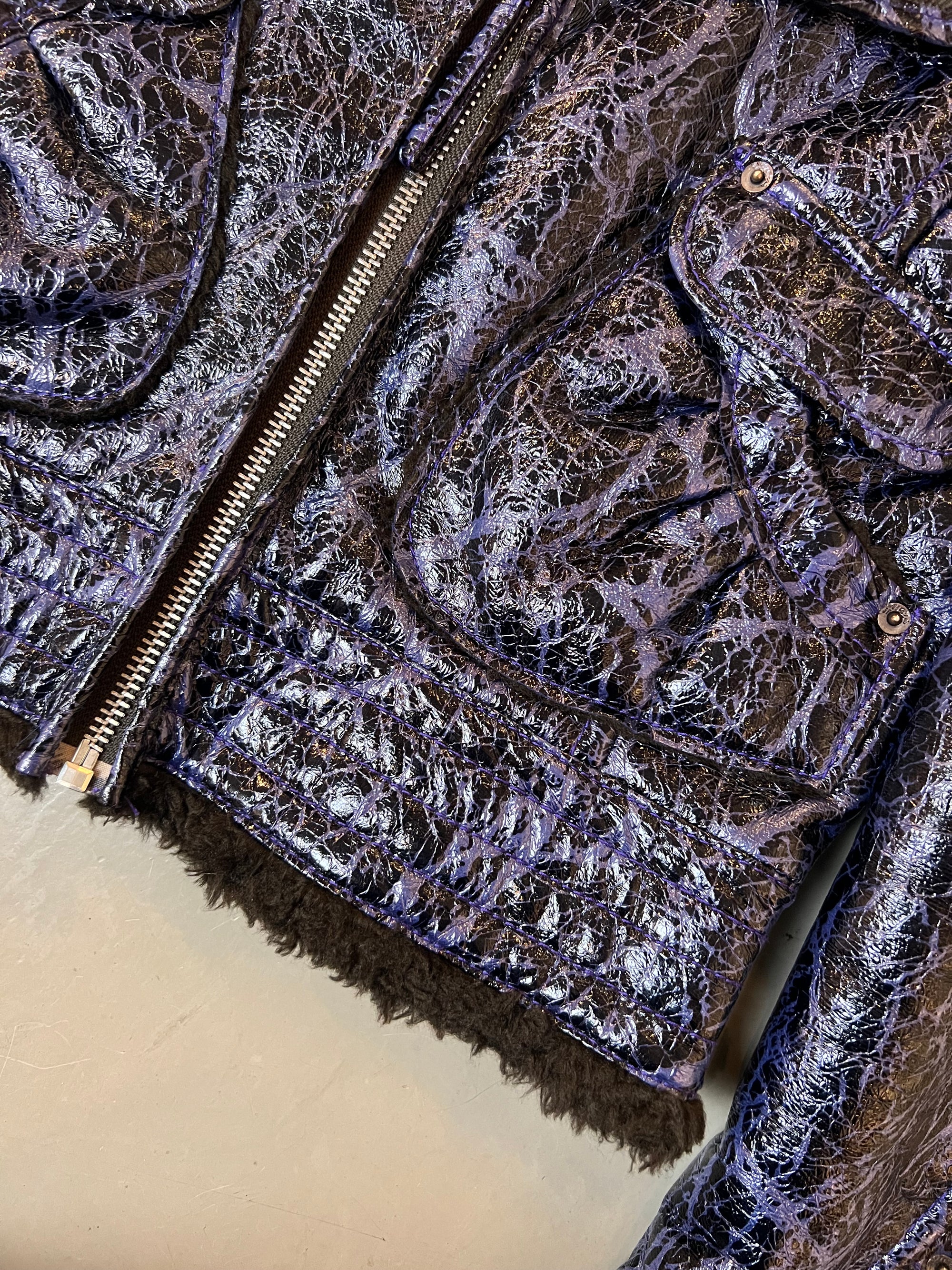 Zu sehen ist eine lila Miss Sixty Jacke mit Fell Kragen