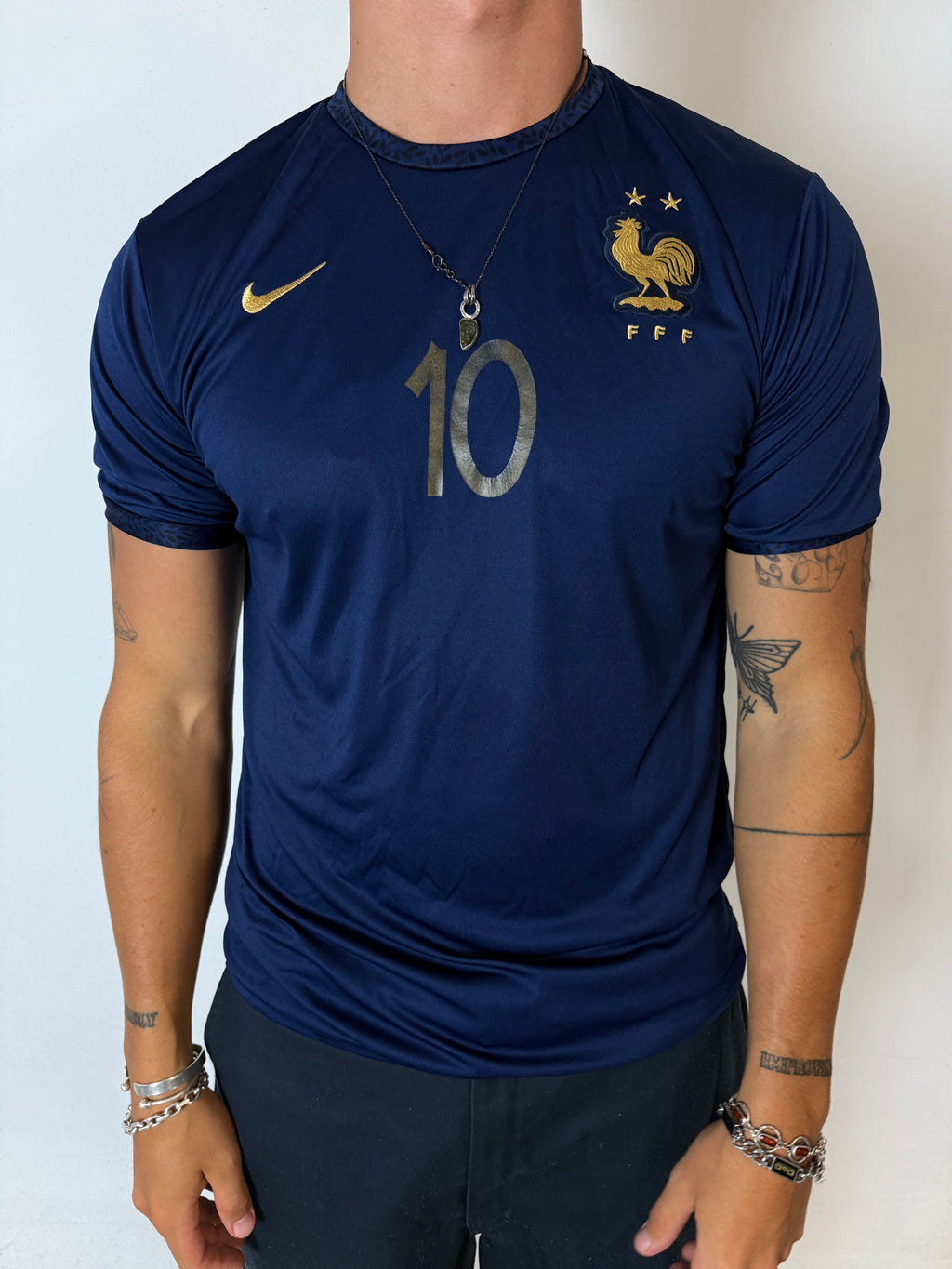 Ein blaues Nike Frankreich Fußball Trikot von Frankreich mit Mbappe auf dem Rücken 