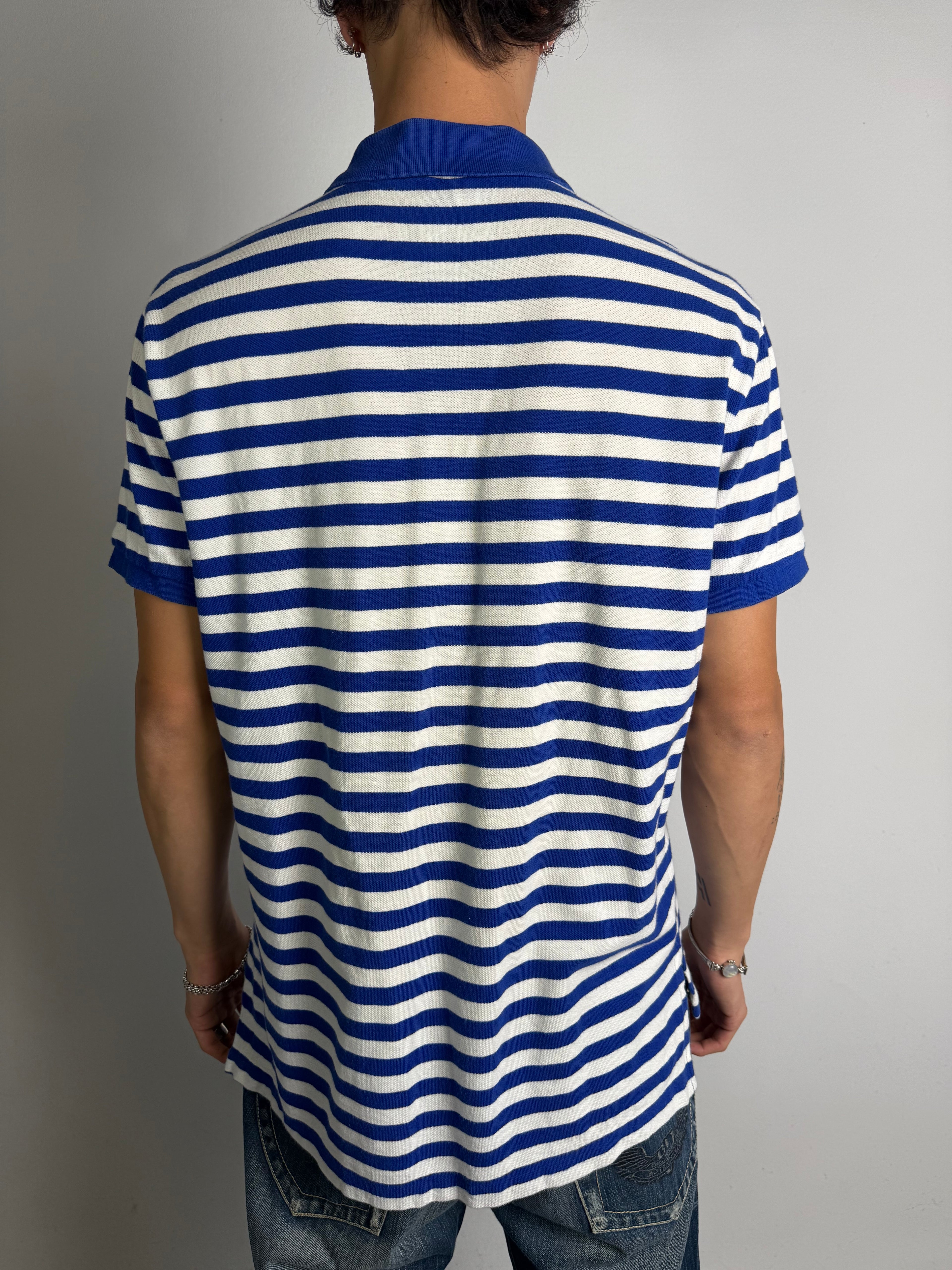 Tragebild von einem Vintage Ralph Lauren Red and Blue Striped Polo von hinten