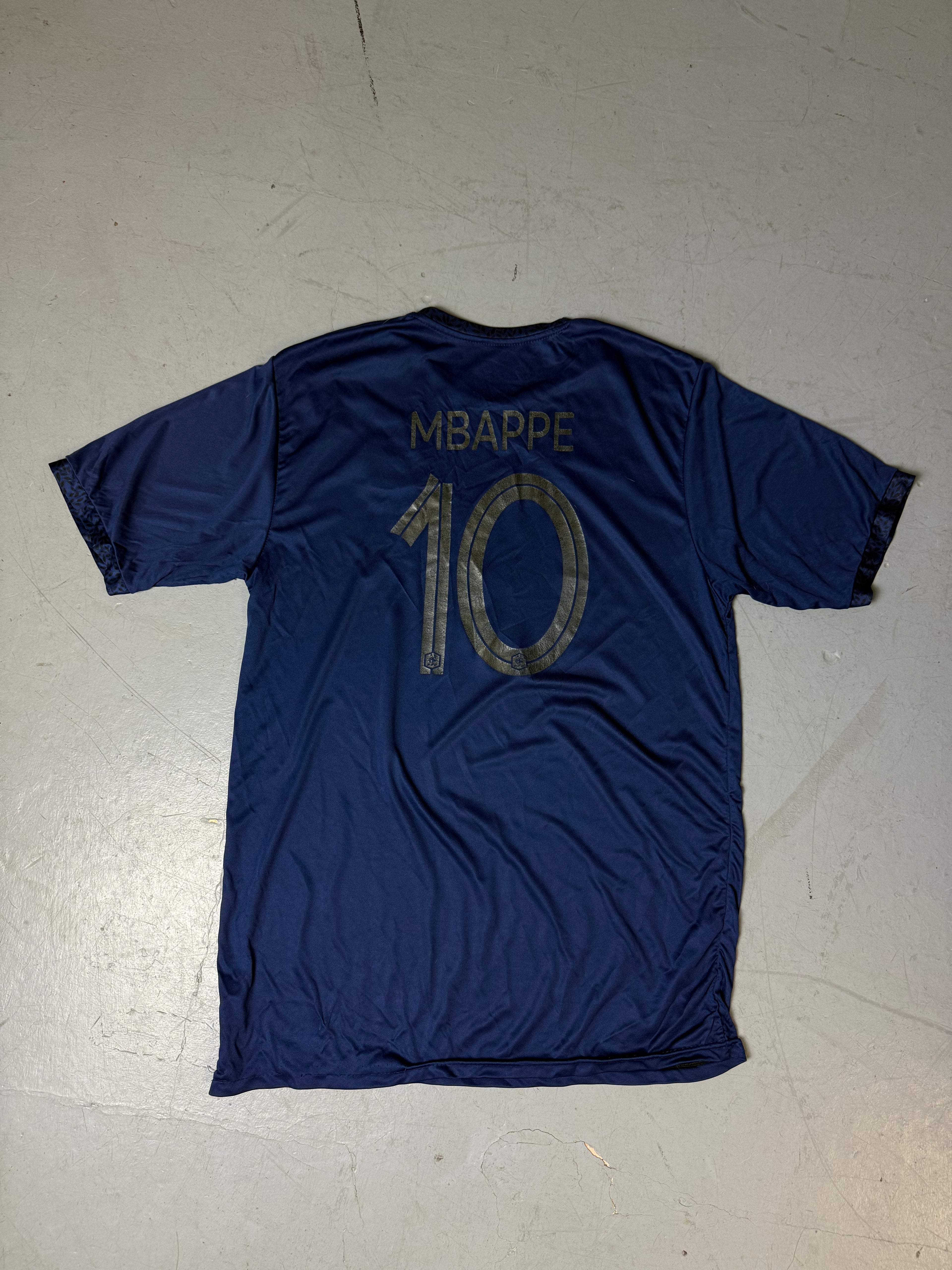 Ein blaues Nike Frankreich Fußball Trikot von Frankreich mit Mbappe auf dem Rücken 