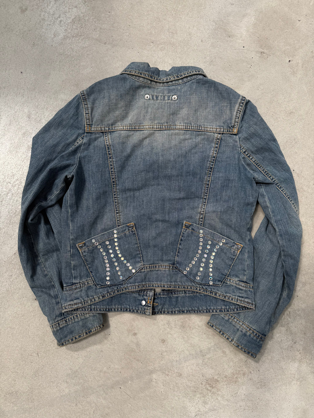 Vintage Fornarina Denim Jacket with Rhinestone Backpockets Für Männer. Y2K Second Hand 2000s Fashion 