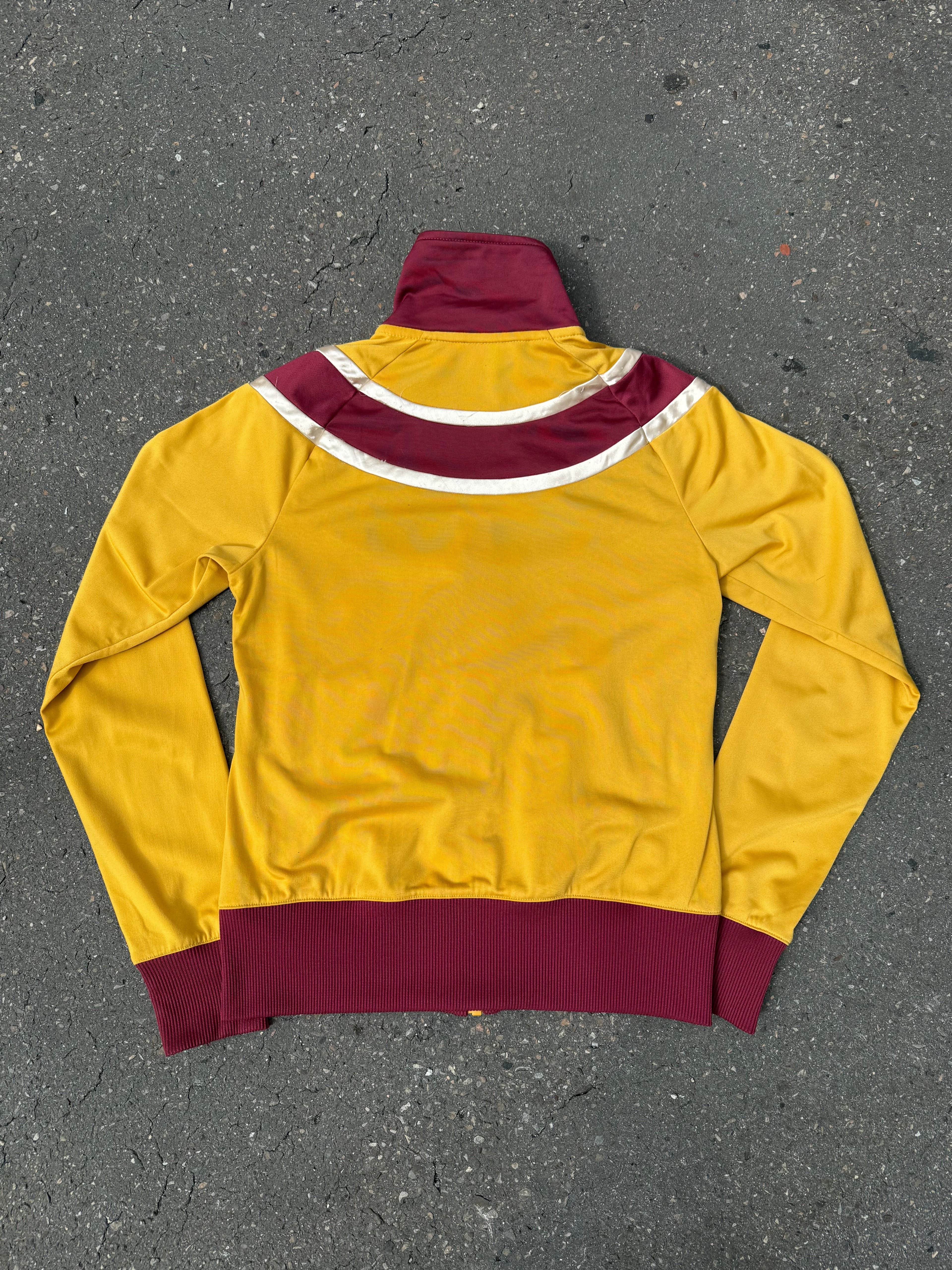 Eine gelb rote Puma Trackjacke im Sporty Y2K Look 