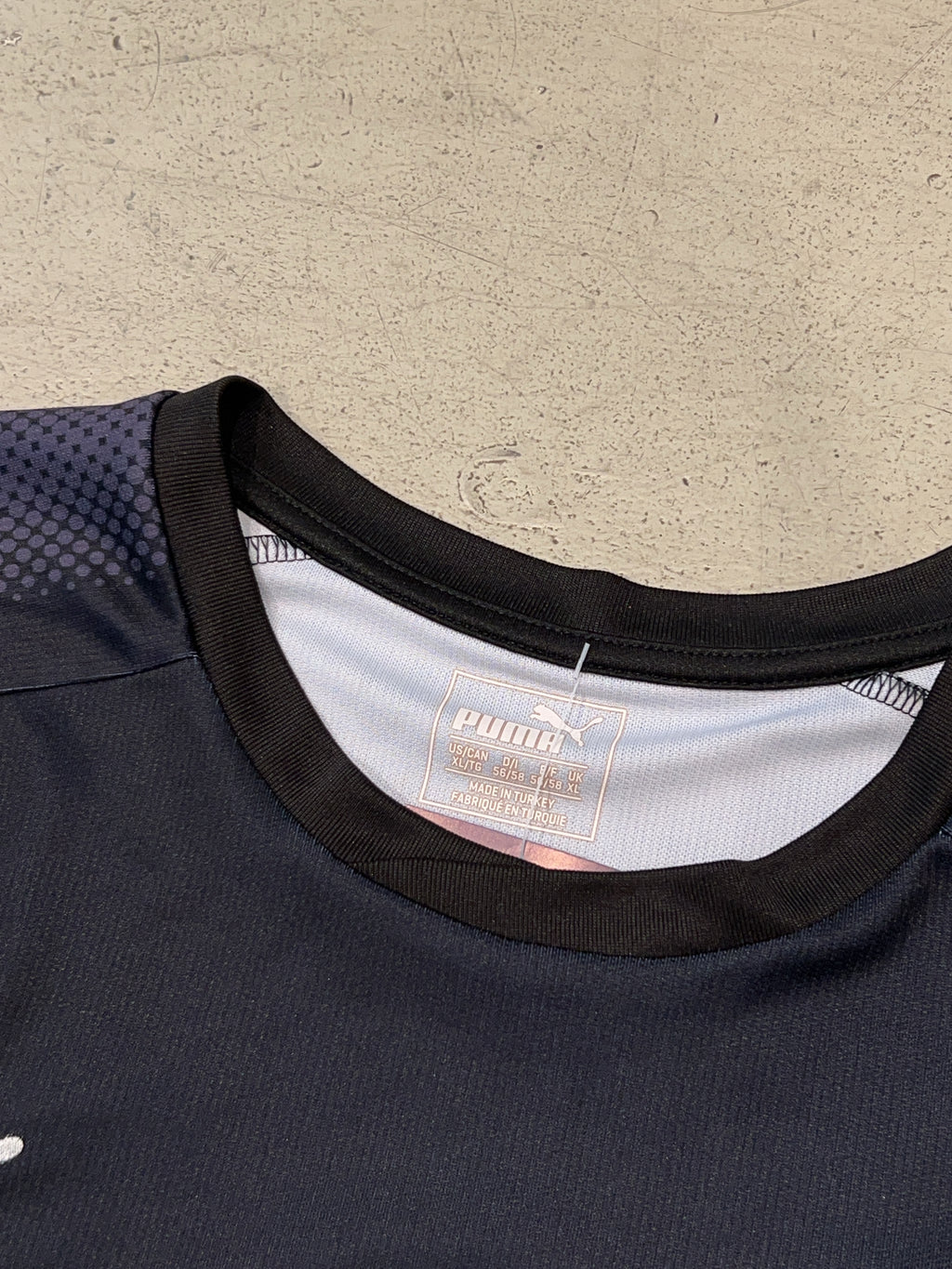 Vintage Puma VfB Trikot für Herren. Y2K Second Hand 2000s Fashion.